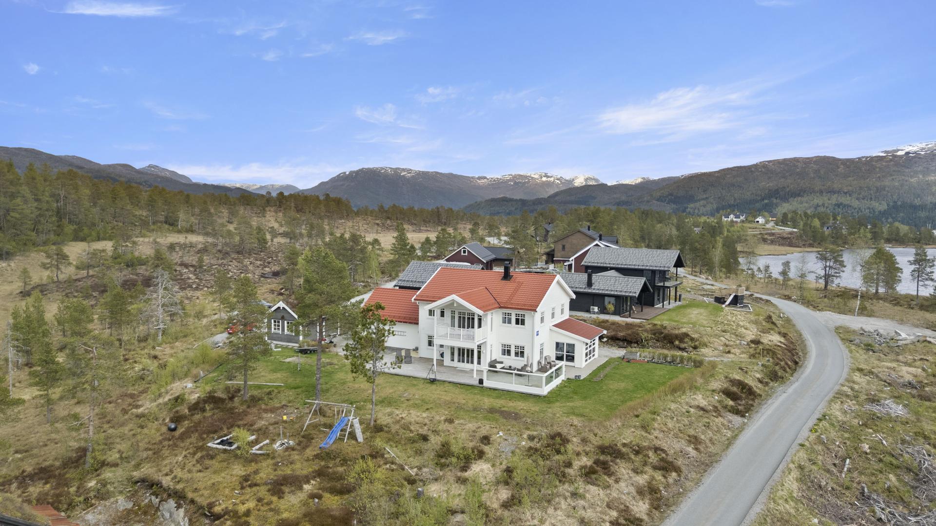 Nesahaugane 11 v/EiendomsMegler1 - foto levert av Photoevent. Bilde nummer 1 av 3