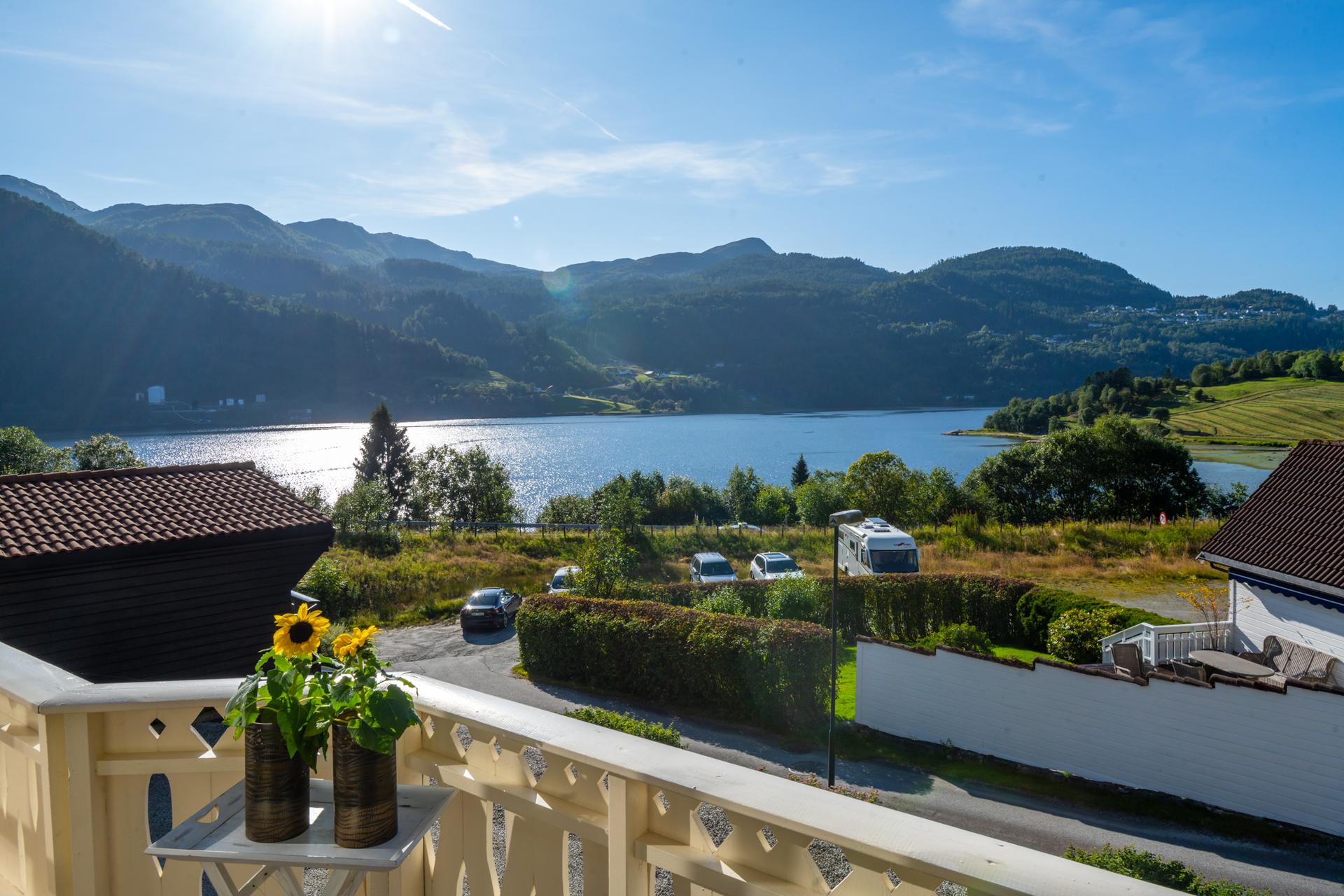 Her er det gode soltilhøve og flott utsikt til fjorden. Utsikta til fjorden har du innomhus også.. Bilde nummer 3 av 3