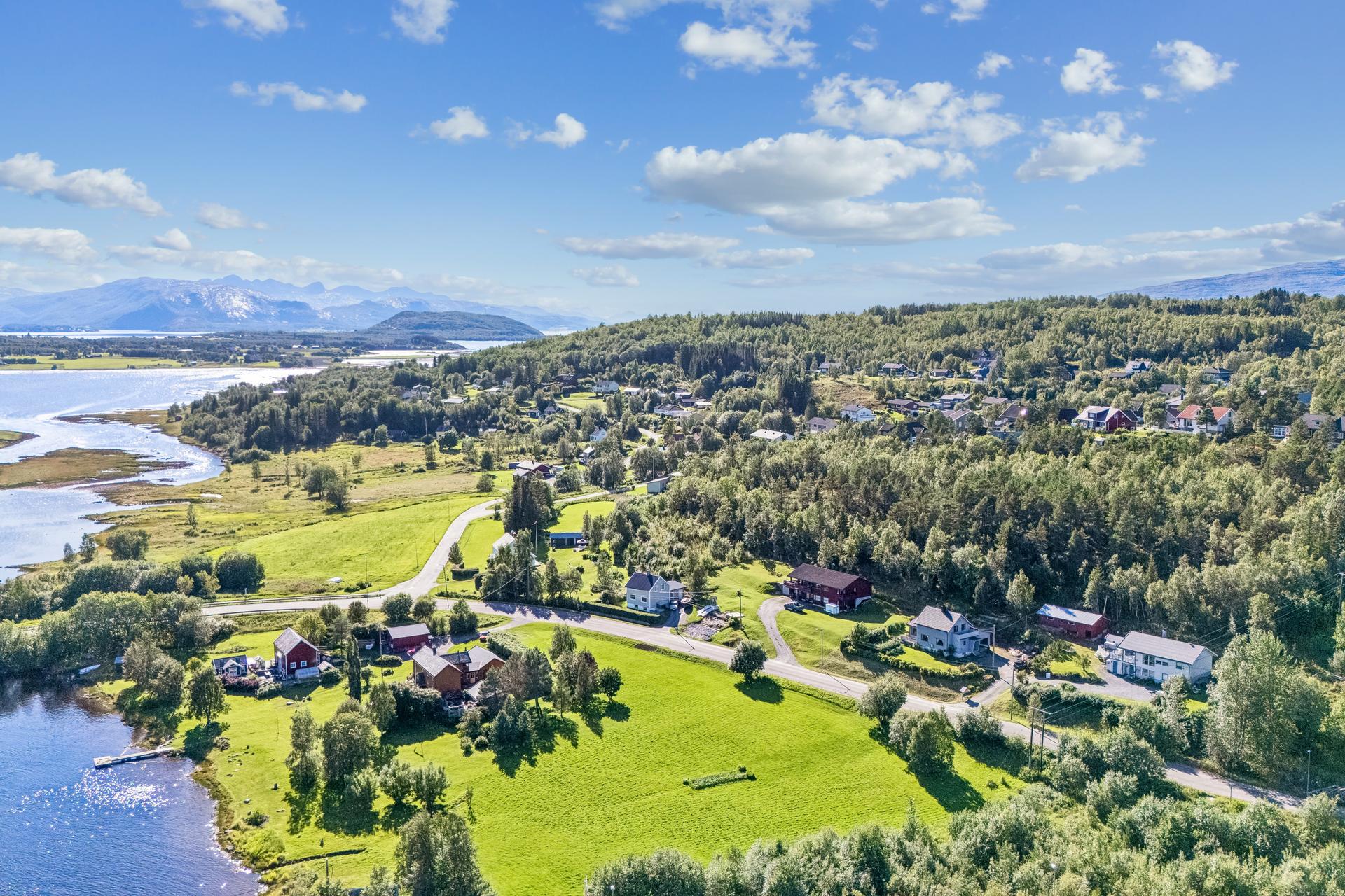Skog og mark er lett tilgjengelig fra eiendommen. . Bilde nummer 3 av 3