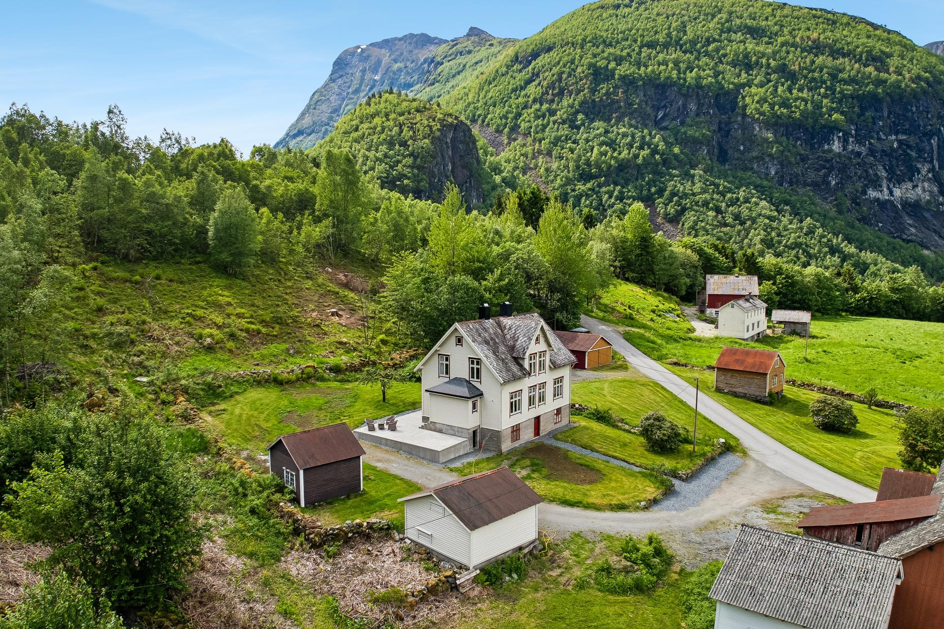 Eneboligen ble oppført i 1931 og går over tre plan + loft. På eiendommen finner du også garasje, stabbur og låve.. Bilde nummer 3 av 3