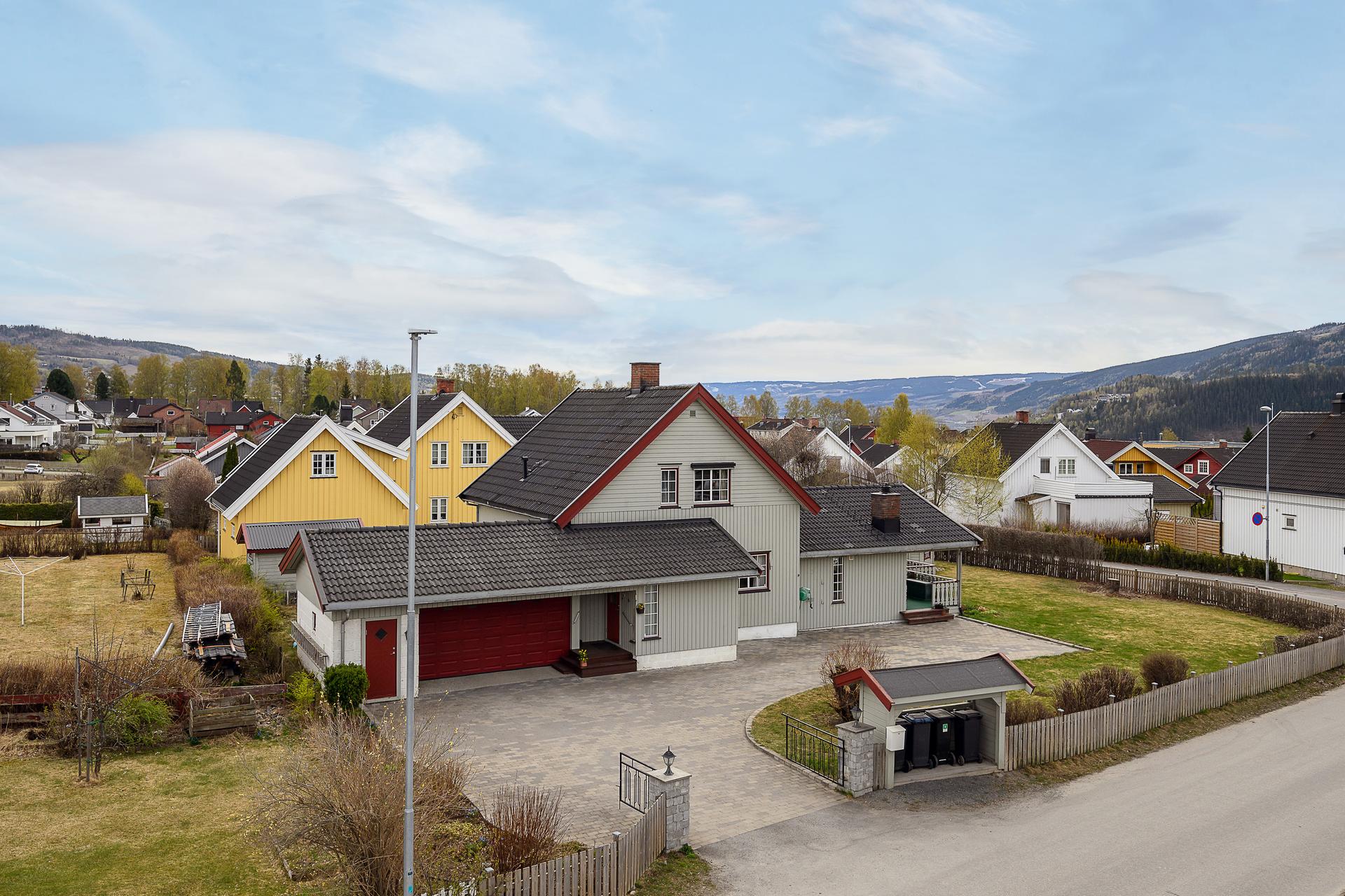 Innholdsrik enebolig med integrert garasje, beliggende i et veletablert område på Moajordet.. Bilde nummer 2 av 3