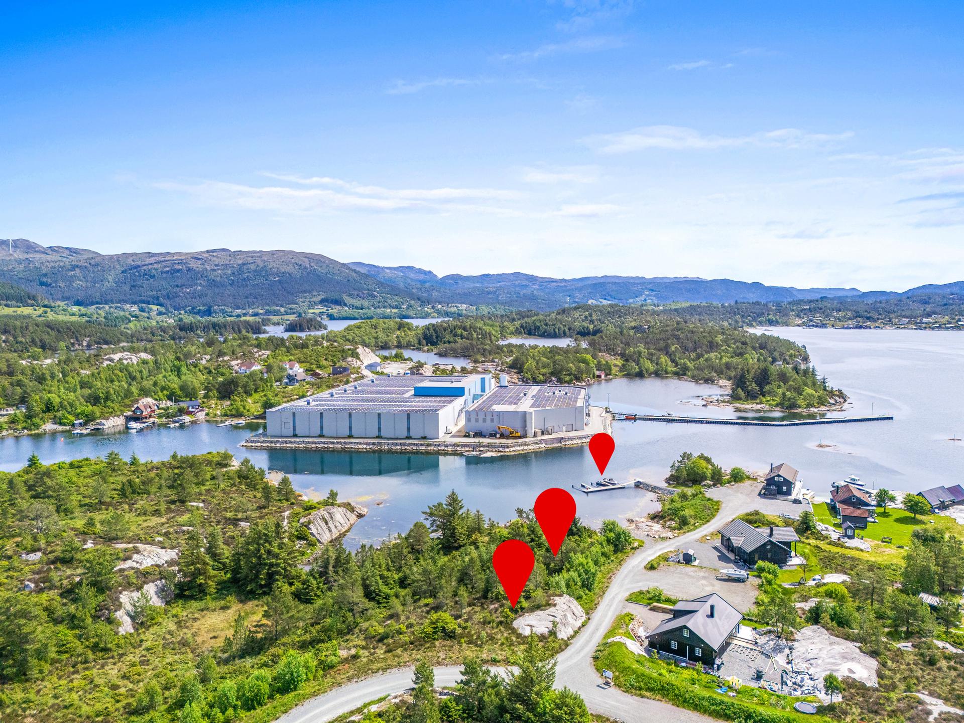 Tomtene ligger like ved Hellandssjøen, godt i le for storhavet. Bilde nummer 3 av 3