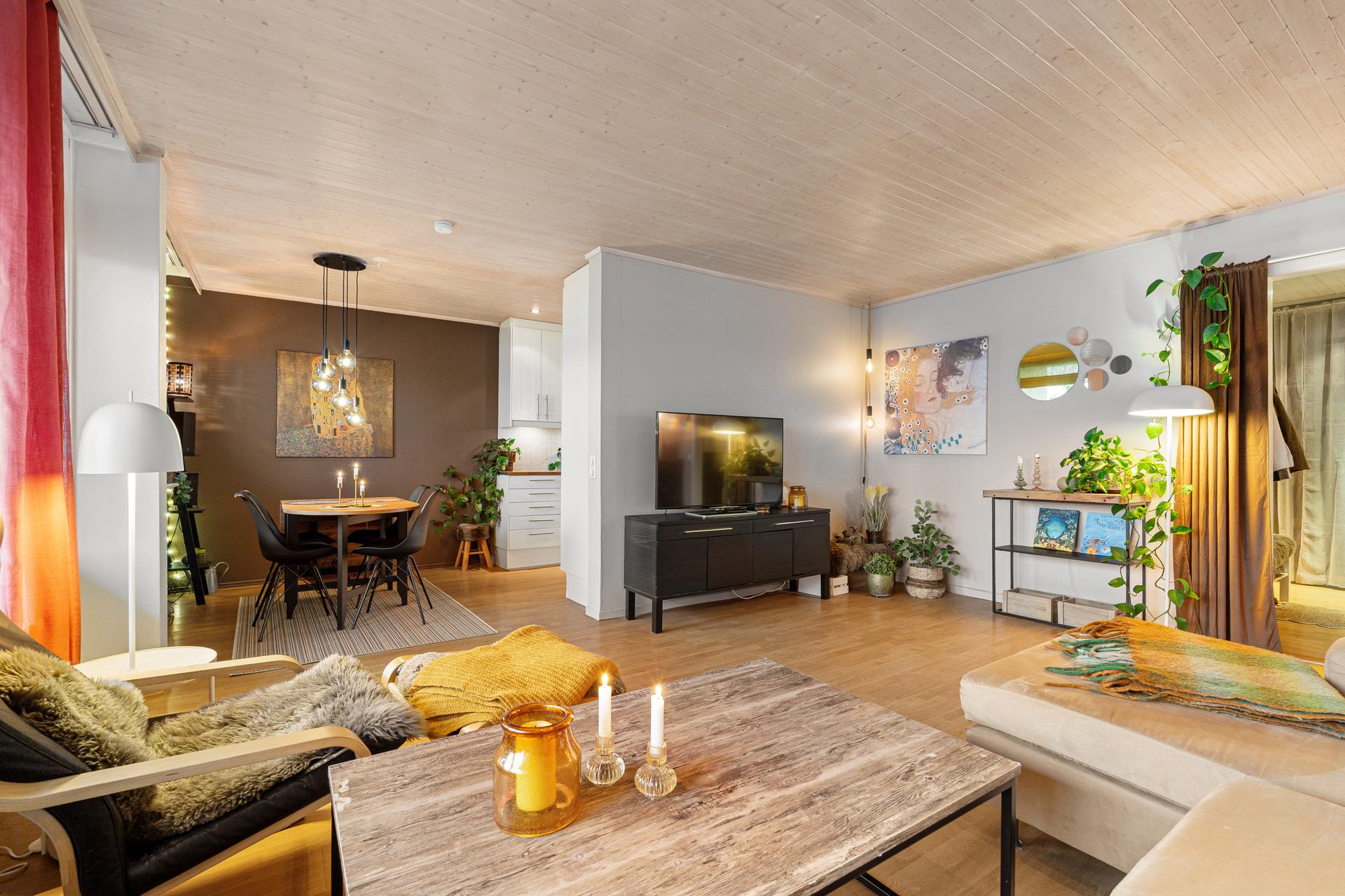 Romslig stue på 21 m² med fleksible møbleringsmuligheter.. Bilde nummer 3 av 3