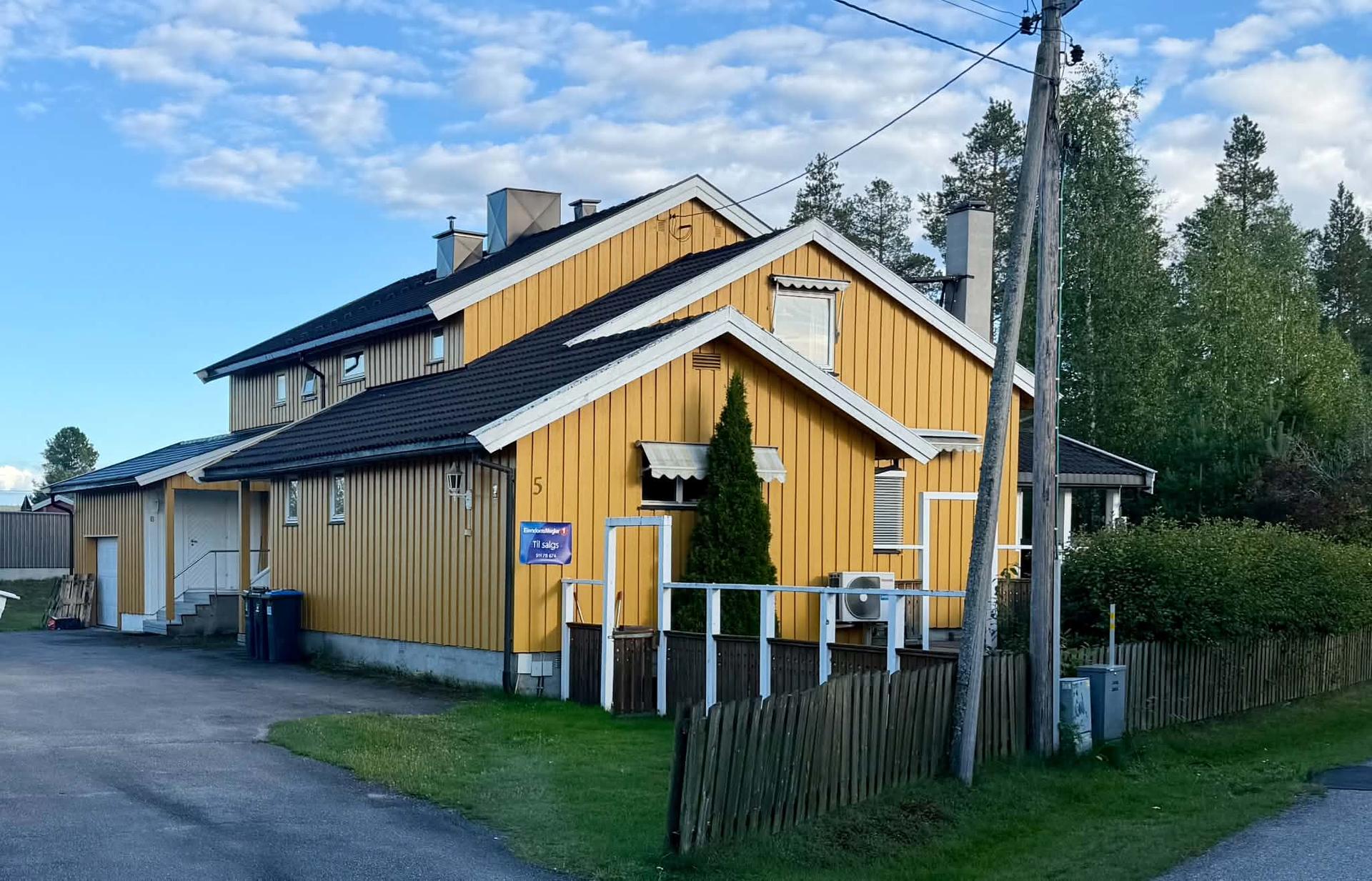 Eiendommen ligger i et etablert område med kort vei til skoler, barnehager og butikker.. Bilde nummer 2 av 3