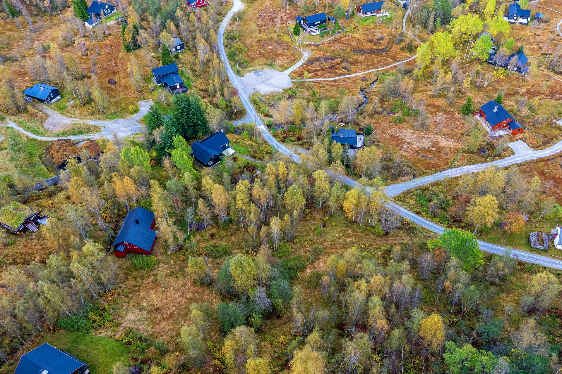 Nærområdet består i hovedsak av etablerte fritidseiendommer og hyttebebyggelse. Det er etablert en god sommervei.. Bilde nummer 3 av 3