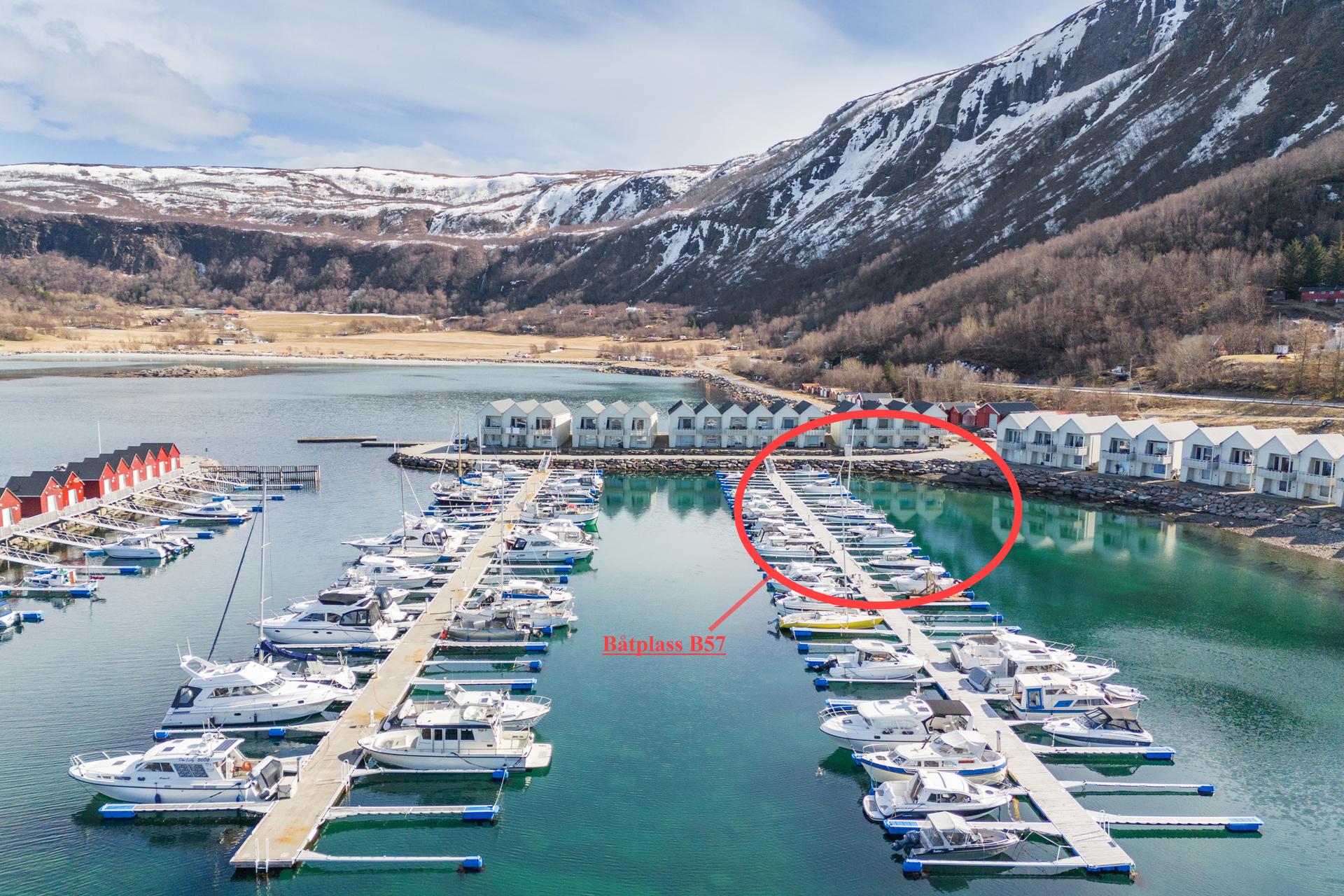 Båtplassen ligger fint til i havna - du kan følge med båten fra stuevinduene. . Bilde nummer 3 av 3