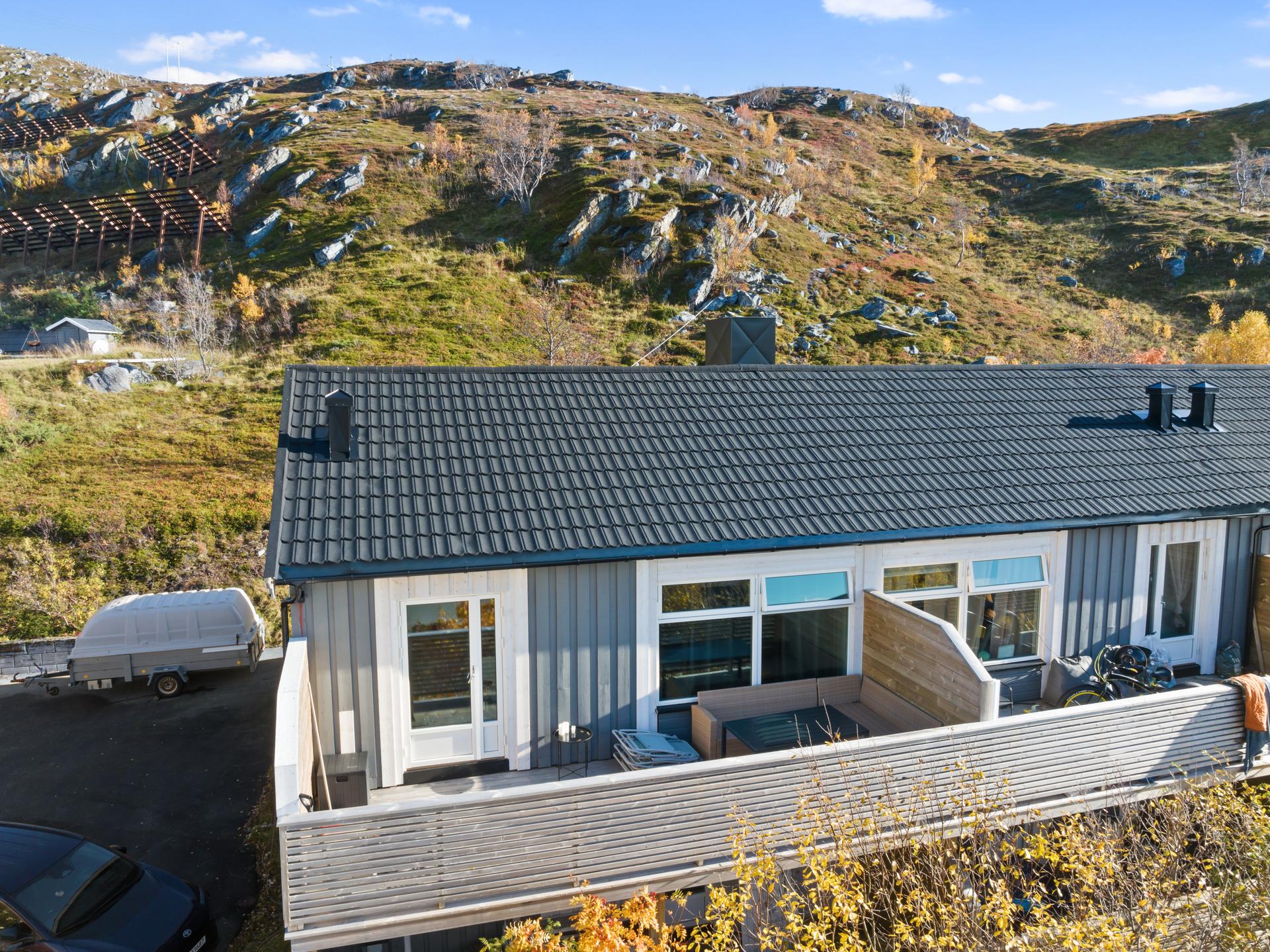Rekkehus over tre plan i Sæterli 2 Borettslag, oppgradert med ny veranda, taktekking og vinduer i 2024.. Bilde nummer 2 av 3