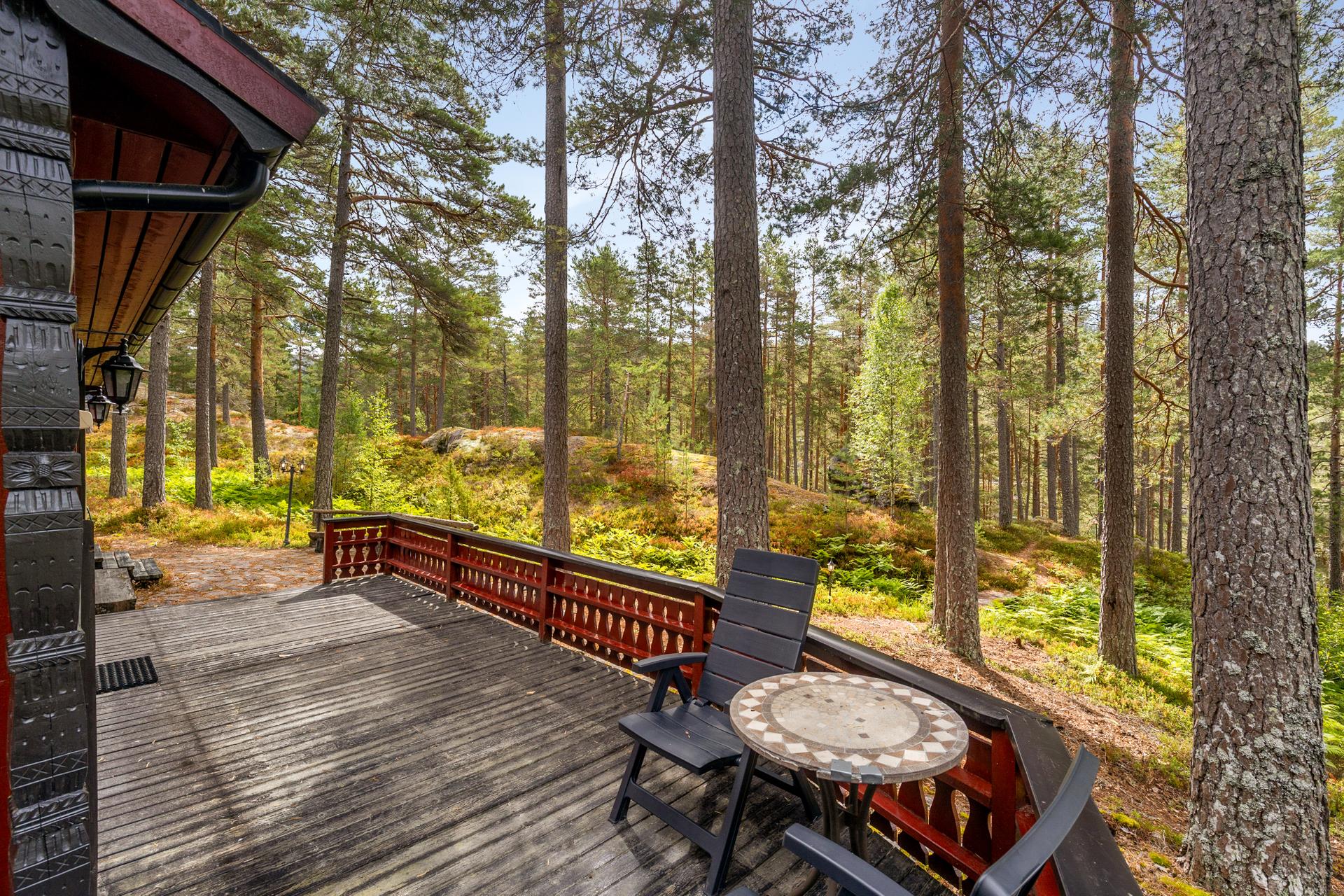 Koselig hytte med stor terrasse og usjenert beliggenhet i skogen | Kort vei til vannet og flotte turområder rett utenfor døren. Bilde nummer 2 av 3