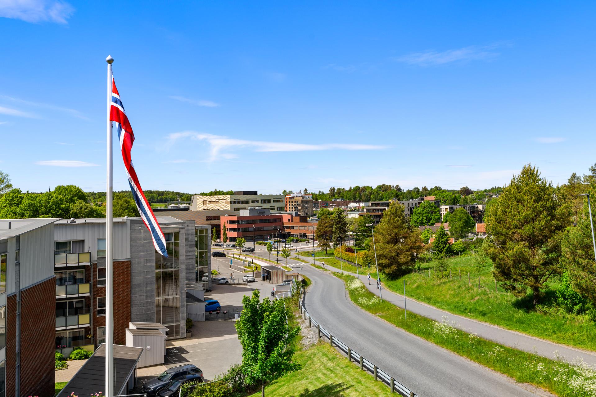 Eiendomsmegler 1 v/Erik Nickelsen presenterer Nordbyhagen 8.  Fra leiligheten er det utsikt mot Vestby sentrum. Både buss og togstasjon er kun få minutters gange unna.. Bilde nummer 1 av 3