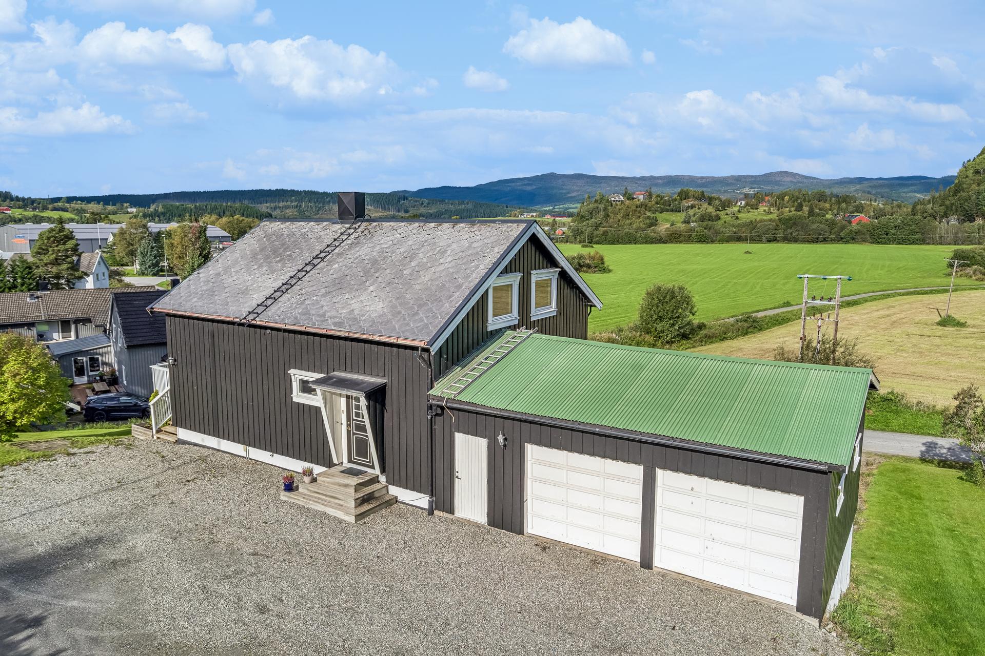 Gode parkeringsmuligheter både nedenfor og ovenfor huset.. Bilde nummer 2 av 3
