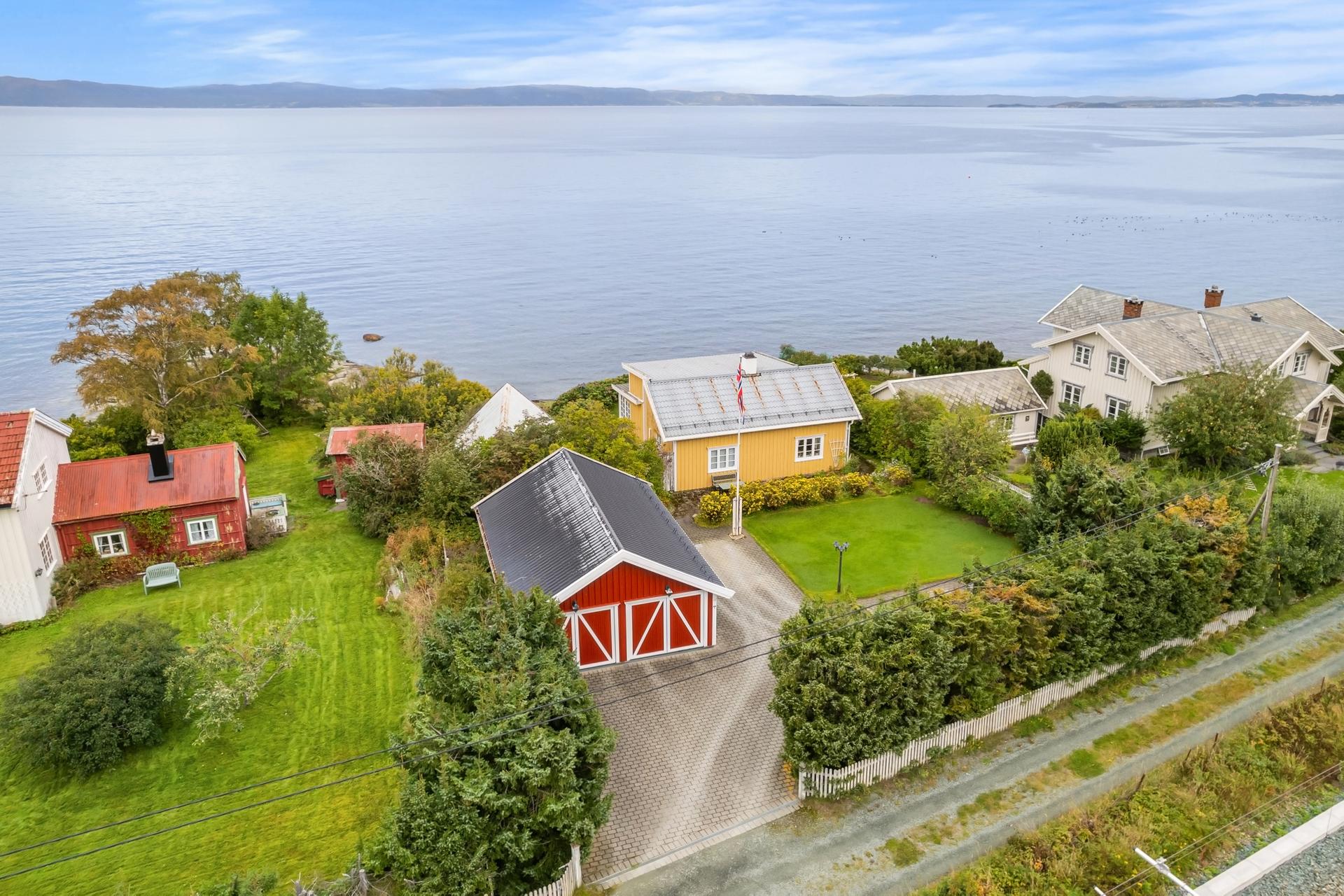 EiendomsMegler1 v/Kristian Sundland og Kenneth Johansen har gleden av å presentere en særdeles unik eiendom i Væresstranda 72! Foto: Krokstad & Nervik v/ Jens-Martin Nervik. . Bilde nummer 1 av 3