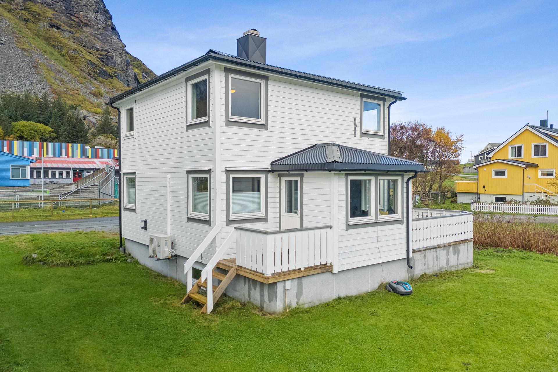 Eiendomsmegler 1 v/Gisle Kallestad har gleden av å presentere Sjyveien 32
Foto: EFKT. Bilde nummer 1 av 3