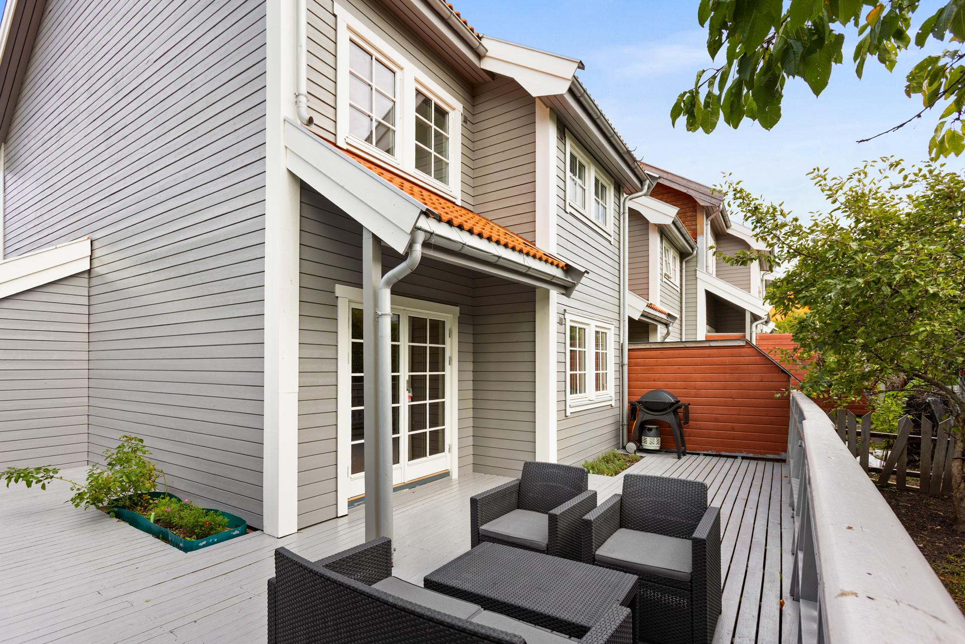 Enderekkehus over tre plan med romslig terrasse og hage.. Bilde nummer 2 av 3