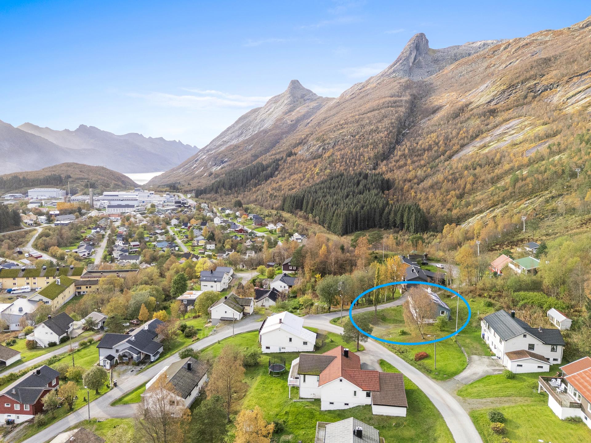 Området er omkranset av spektakulære fjellformasjoner med gode turmuligheter året rundt.. Bilde nummer 3 av 3