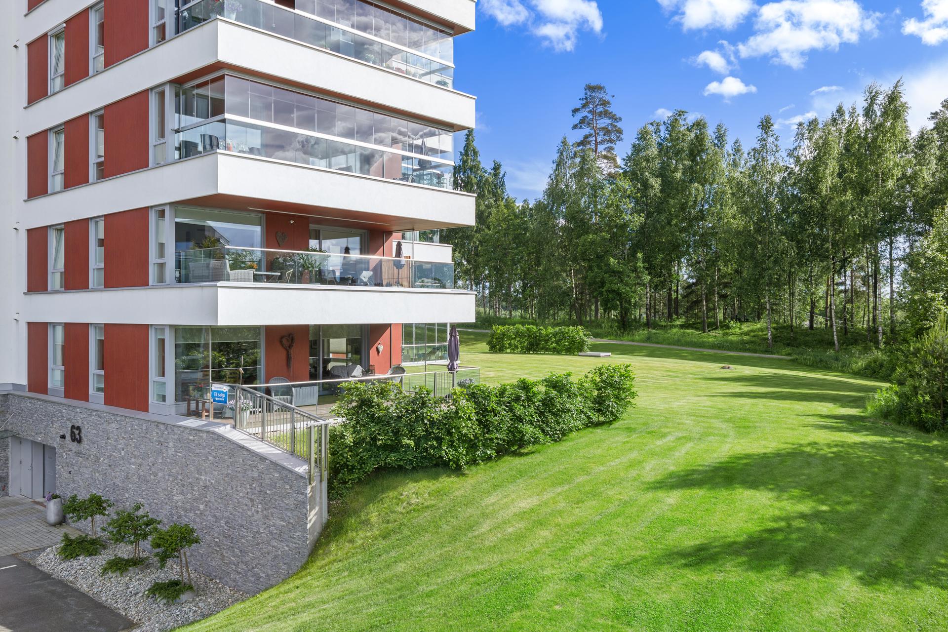 Terrassen vender ut mot rolige grøntarealer og gir en følelse av å ha sin egen hageflekk.. Bilde nummer 2 av 3