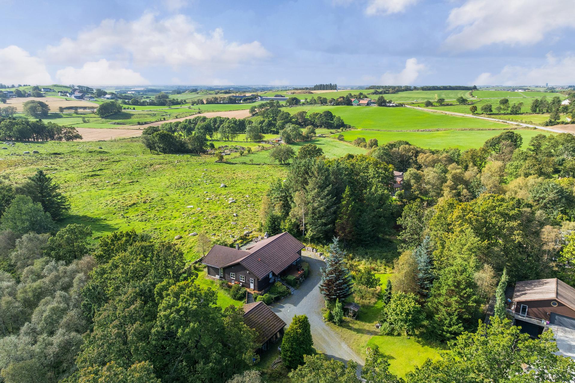 Velkommen til Undheimsvegen 85. Eiendommen presenteres av Kristoffer Mohn Kverneland i EiendomsMegler 1 Jærmegleren. Foto: Robin Malm. Bilde nummer 1 av 3