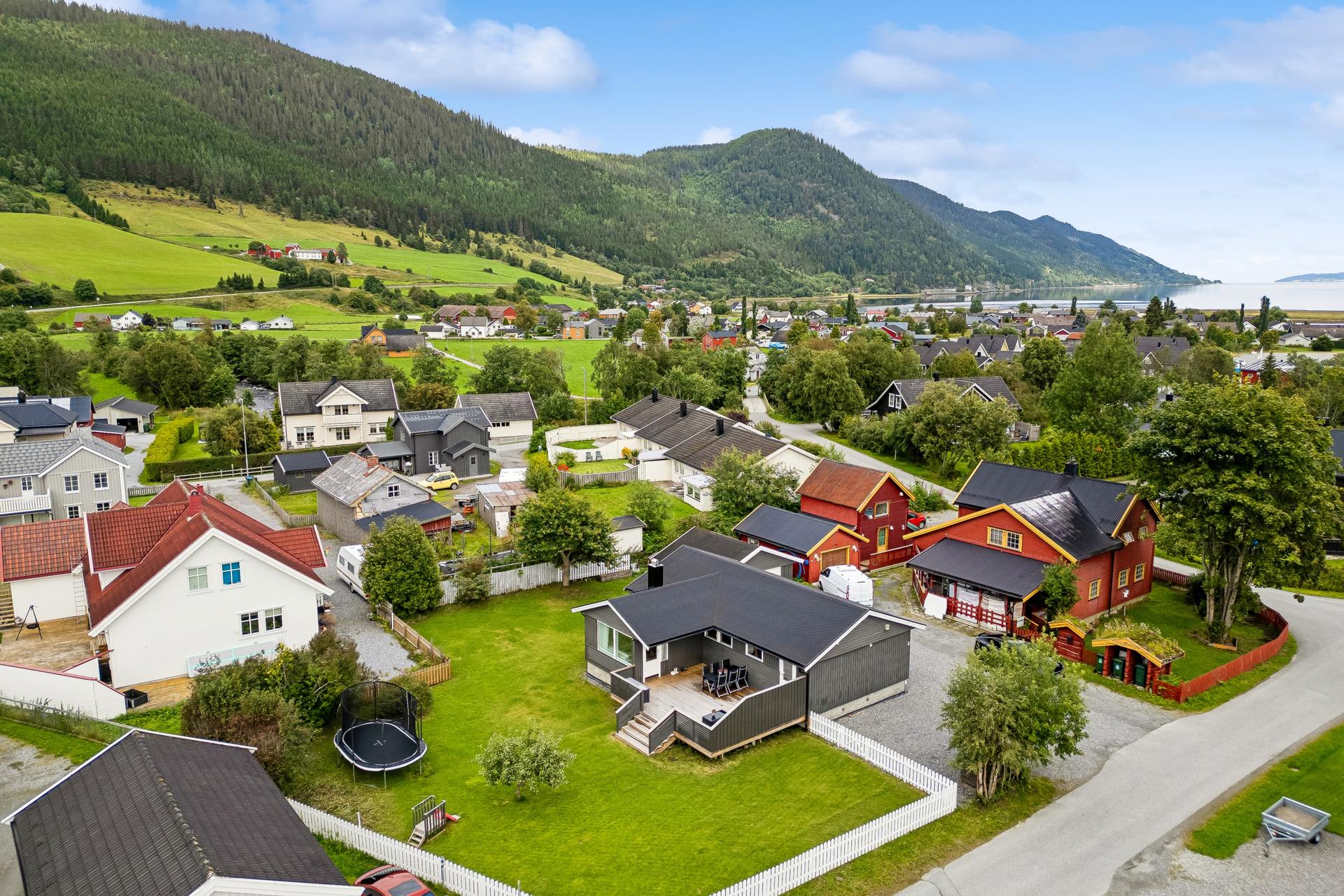 Velkommen til en flott enebolig med romslige og fine uteområder.. Bilde nummer 2 av 3