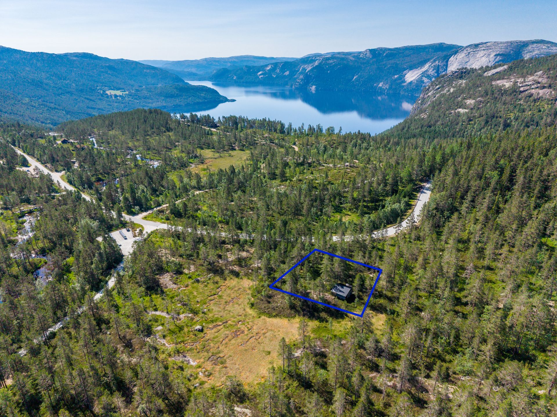 EiendomsMegler1 v/Halvor Østerlie ønsker velkommen til Fyresdalsvegen 3908!  Foto: ( InboviAS ). Bilde nummer 1 av 3