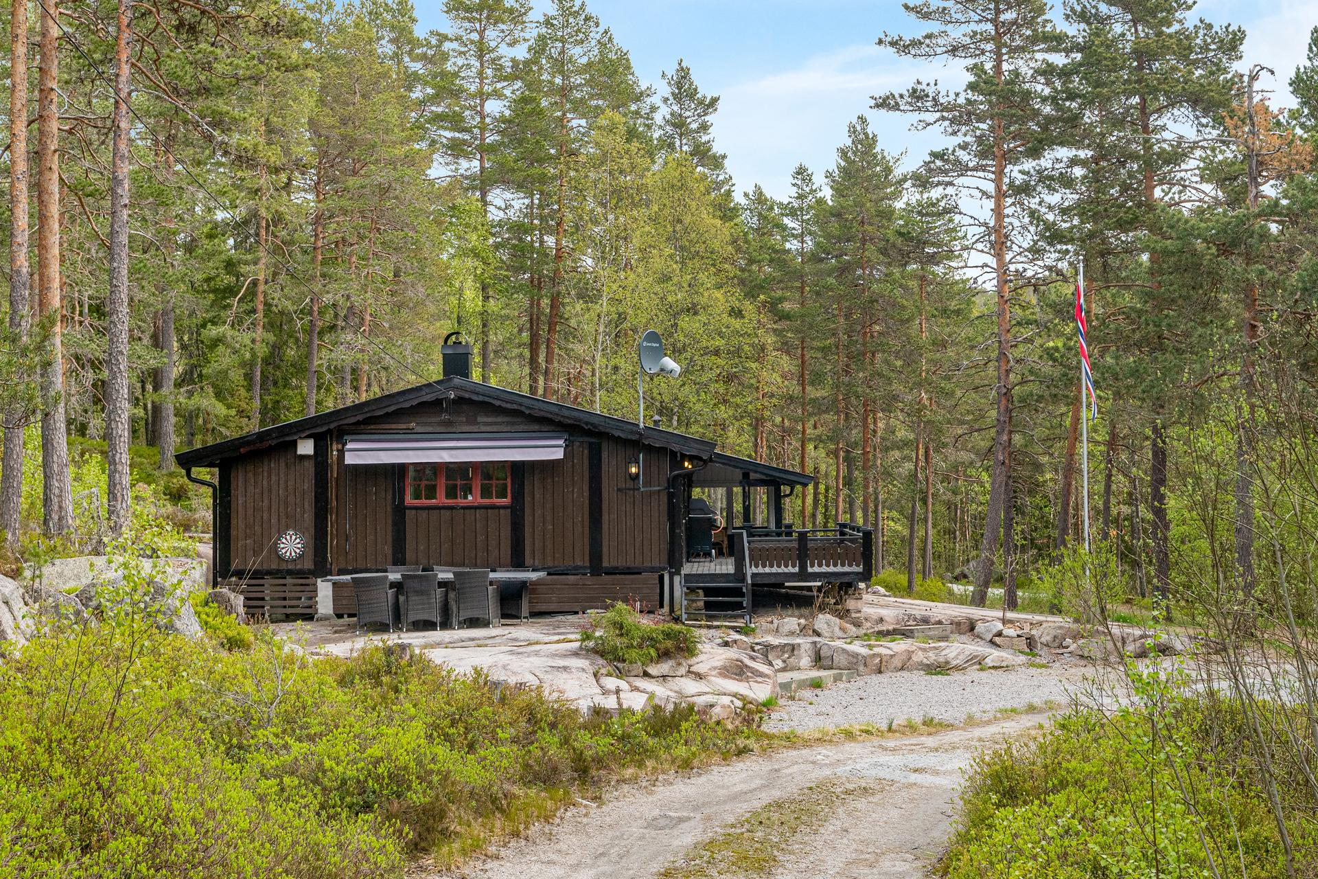 En innholdsrik fritidseiendom i naturskjønne omgivelser, bestående av hytte og et separat anneks.. Bilde nummer 3 av 3