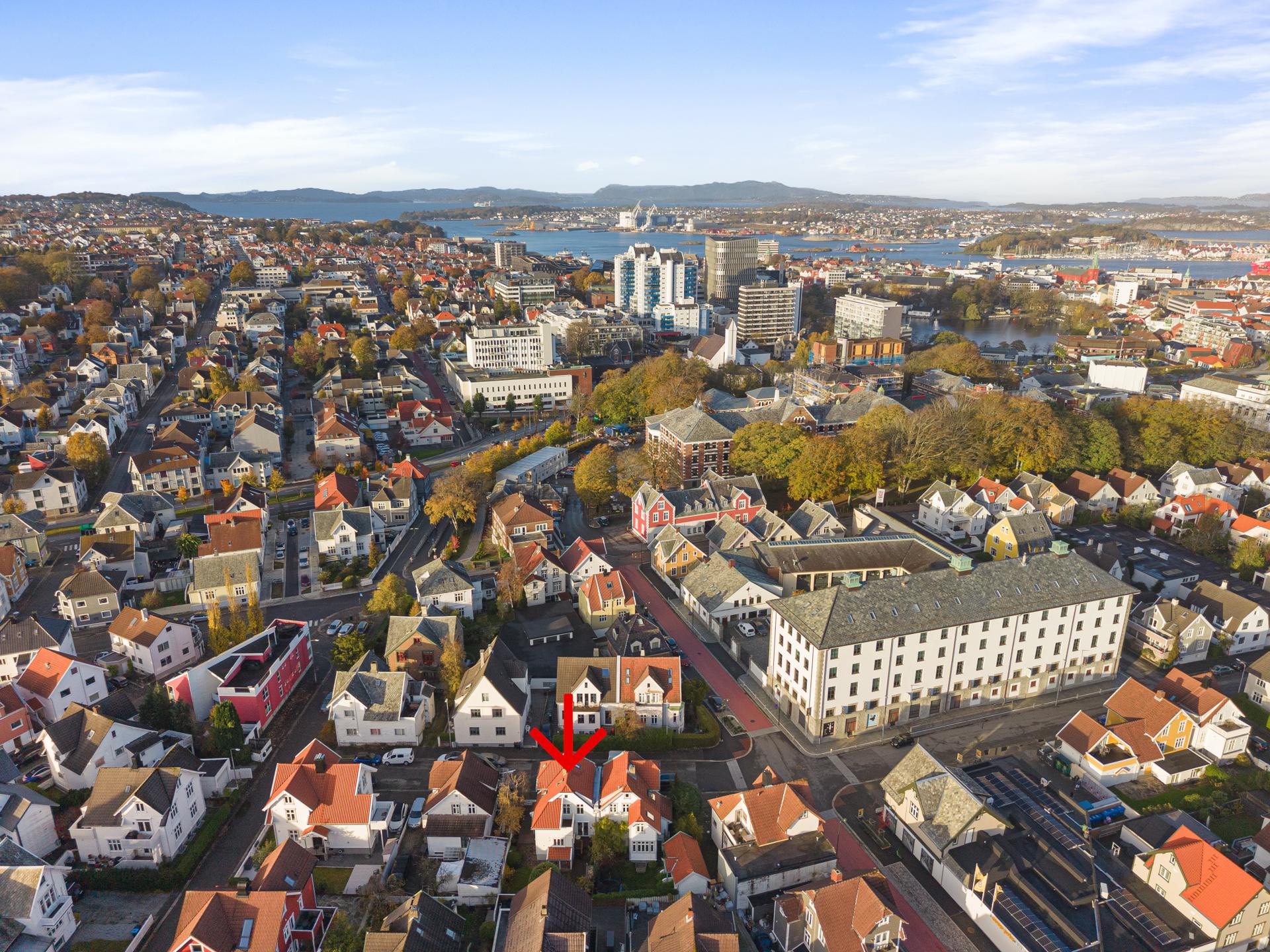 Boligen har en attraktiv beliggenhet som gir en unik kombinasjon av nærhet til både sentrum, skole og fritidsaktiviteter. Bilde nummer 2 av 3