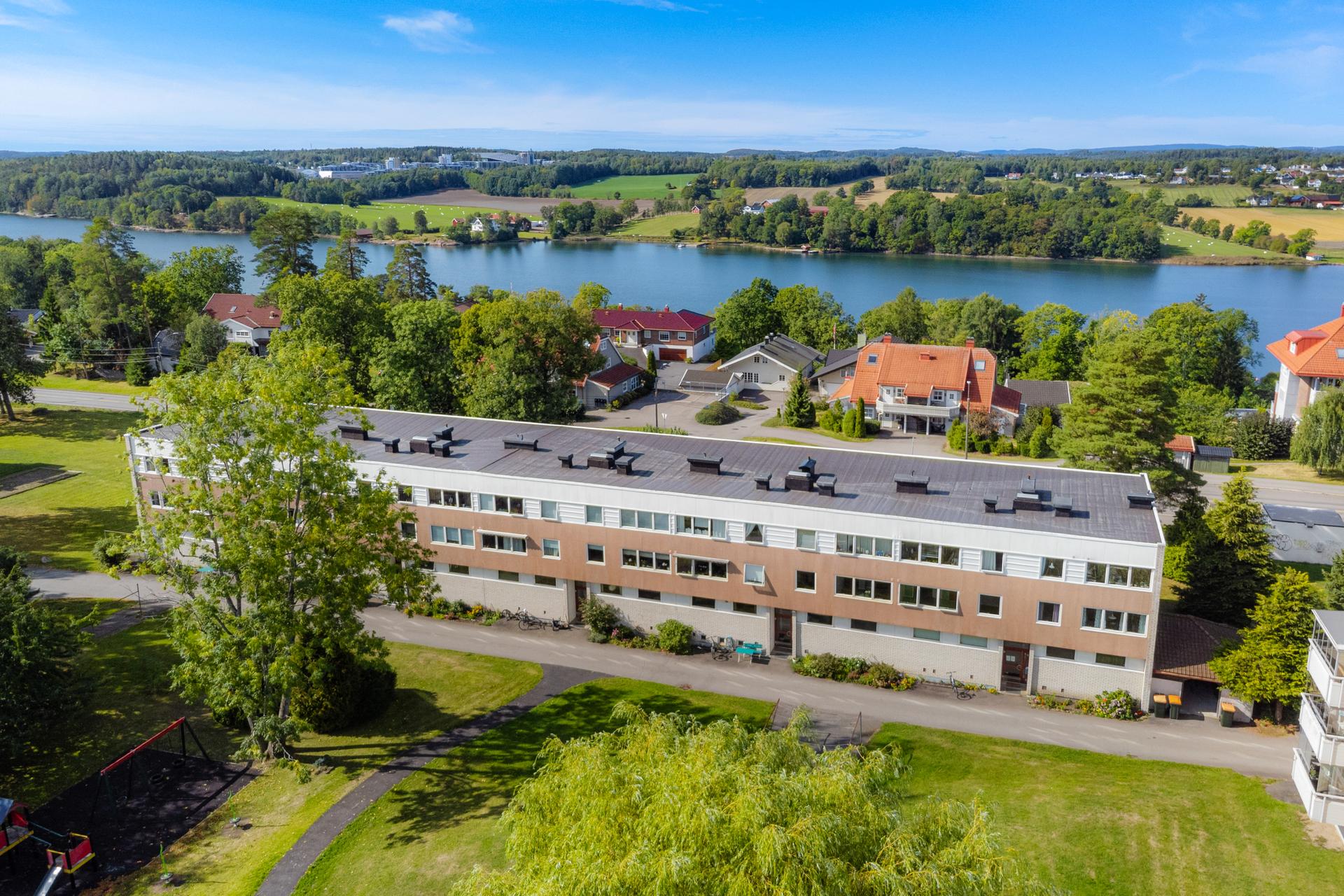Romslig 3-roms leilighet i byggets 2. etasje med vestvendt innglasset balkong med flotte sol- og utsiktsforhold. Bilde nummer 2 av 3