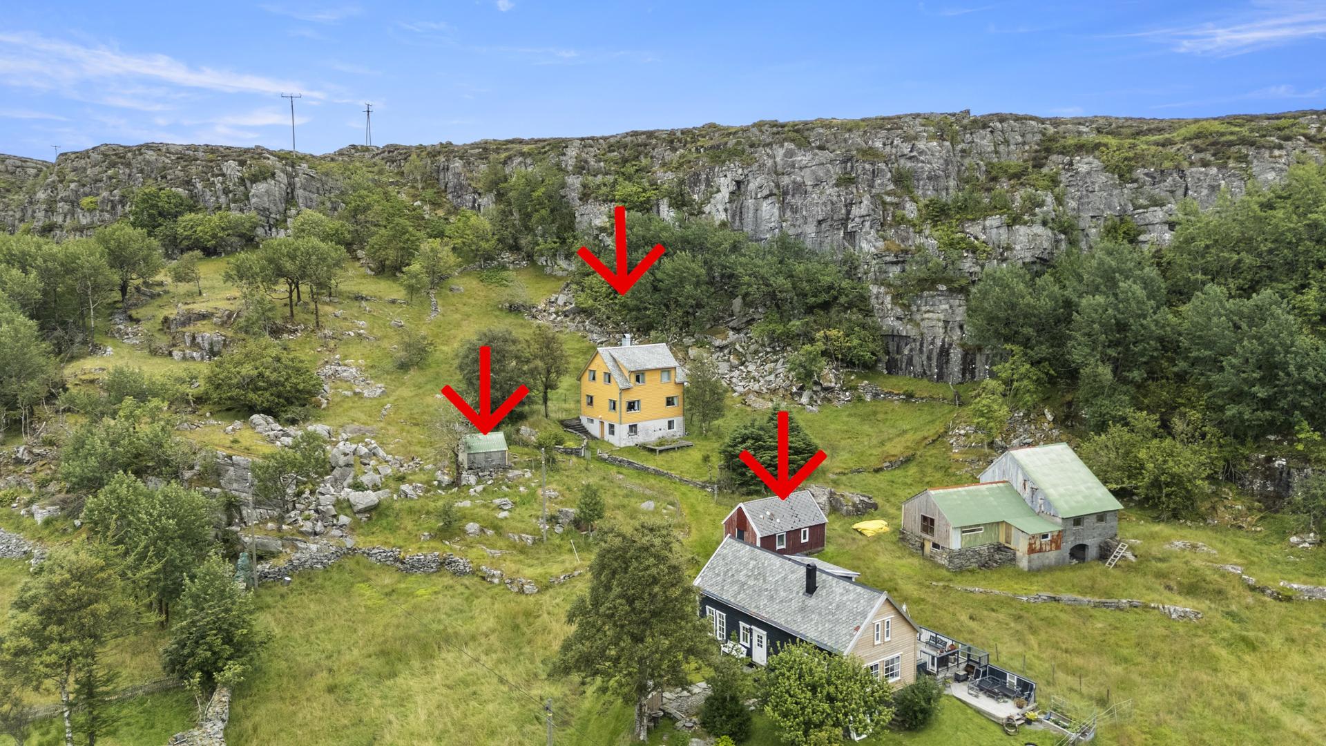 Landleg eigedom med våningshus, hønsehus og utebod. Eit prosjekt med stort potensial.. Bilde nummer 2 av 3