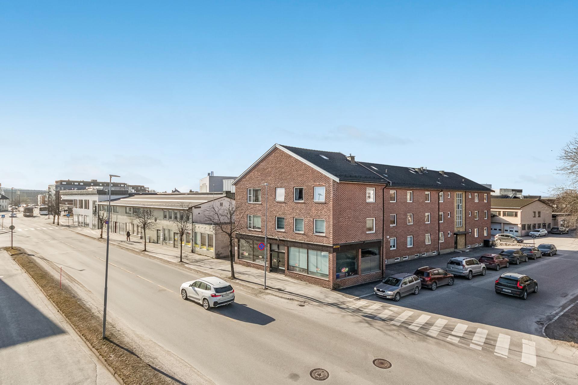 Sentral beliggenhet med kun et par minutters gange til Elverum torv, butikker og servicetilbud som AMFI.. Bilde nummer 2 av 3