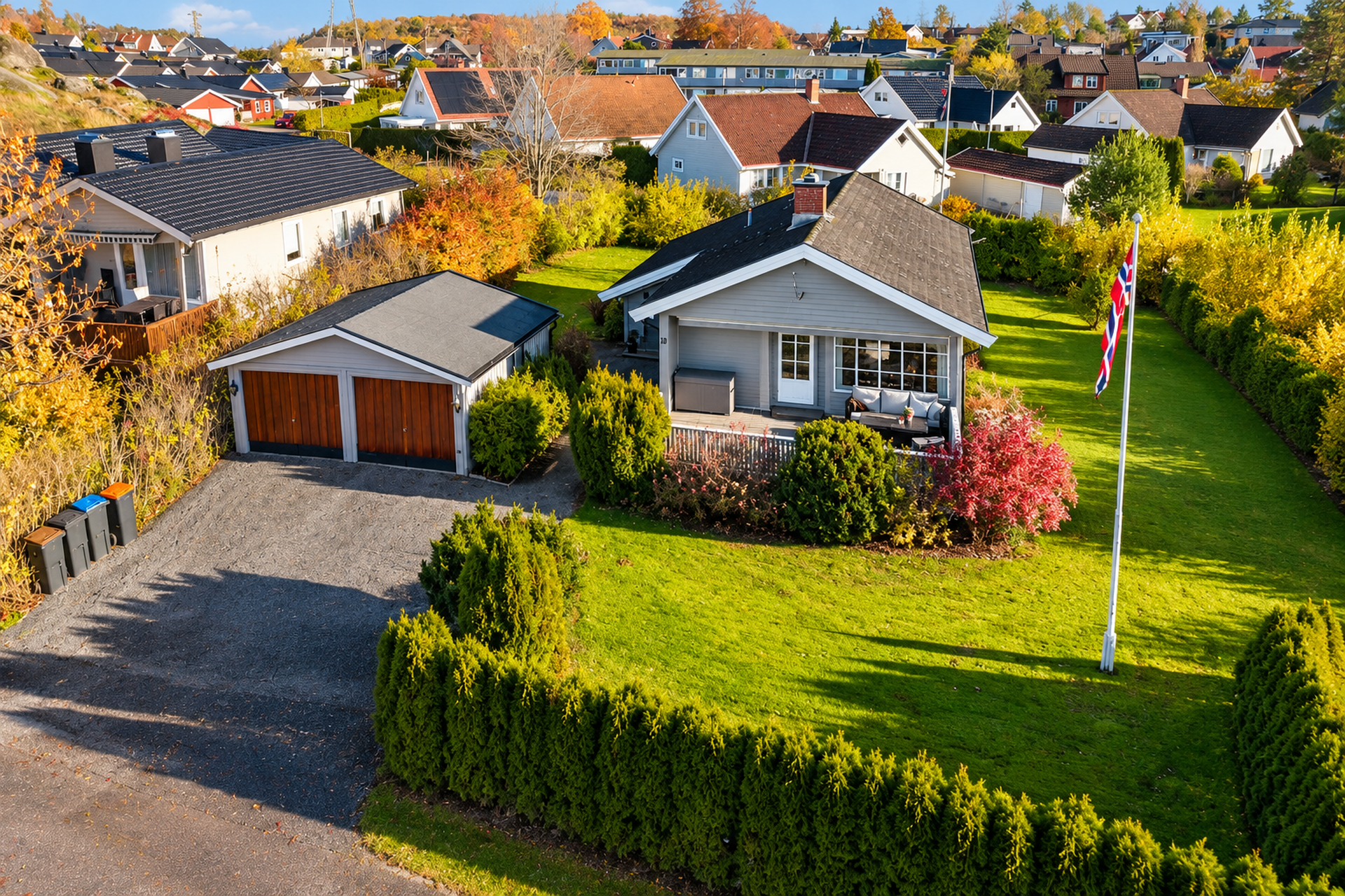 Innholdsrik og velholdt enebolig på solrik og pent opparbeidet  tomt. 3 soverom- Dobbelgarasje -Attraktiv beliggenhet!. Bilde nummer 2 av 3