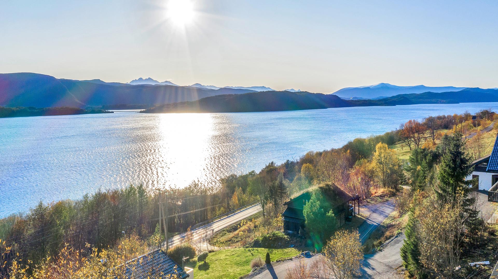 Tomten ligger fint til i terrenget med gode sol- og utsiktsforhold.. Bilde nummer 3 av 3