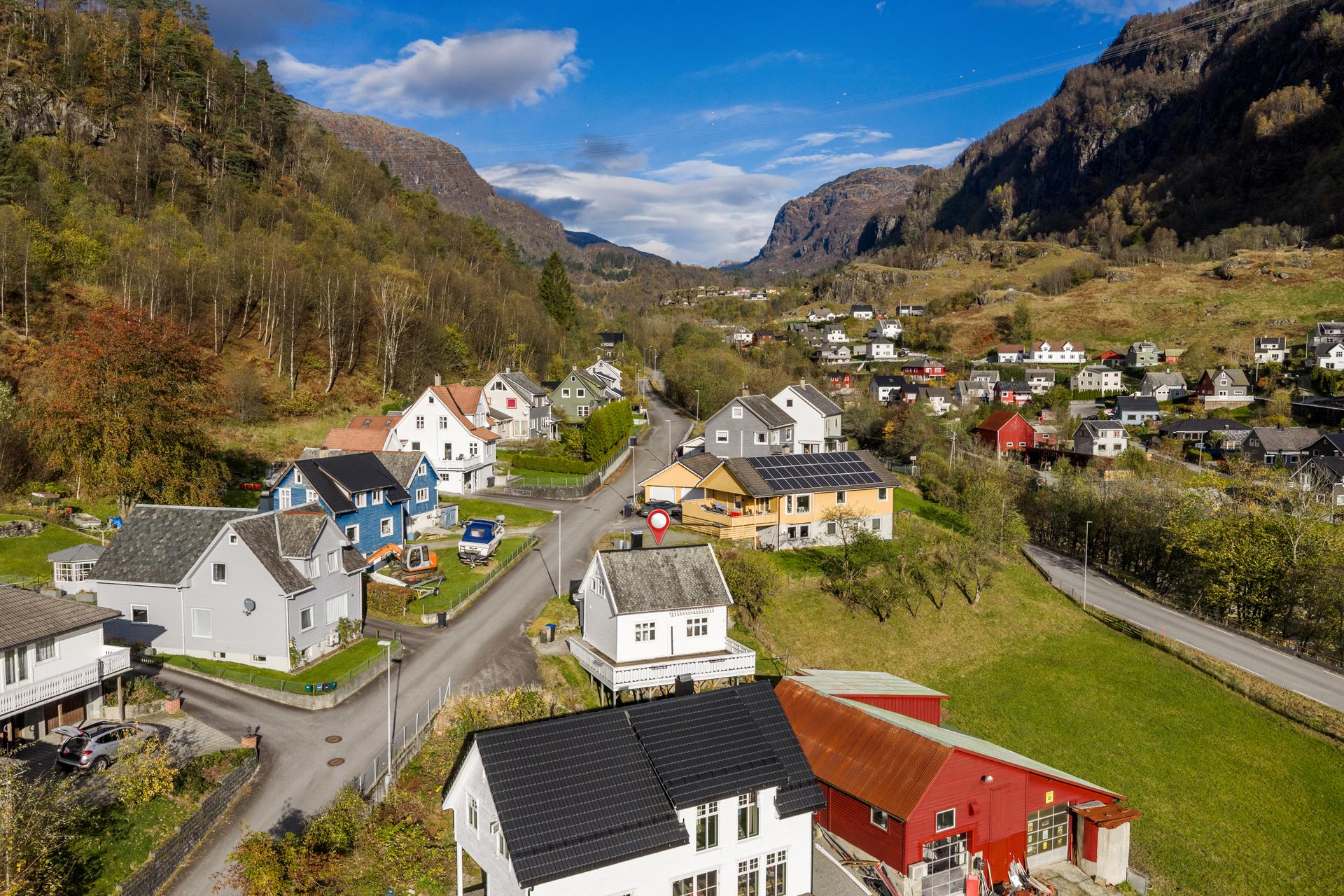 Beliggenhet med umiddelbar nærhet til flotte turmuligheter i skog og mark.. Bilde nummer 2 av 3