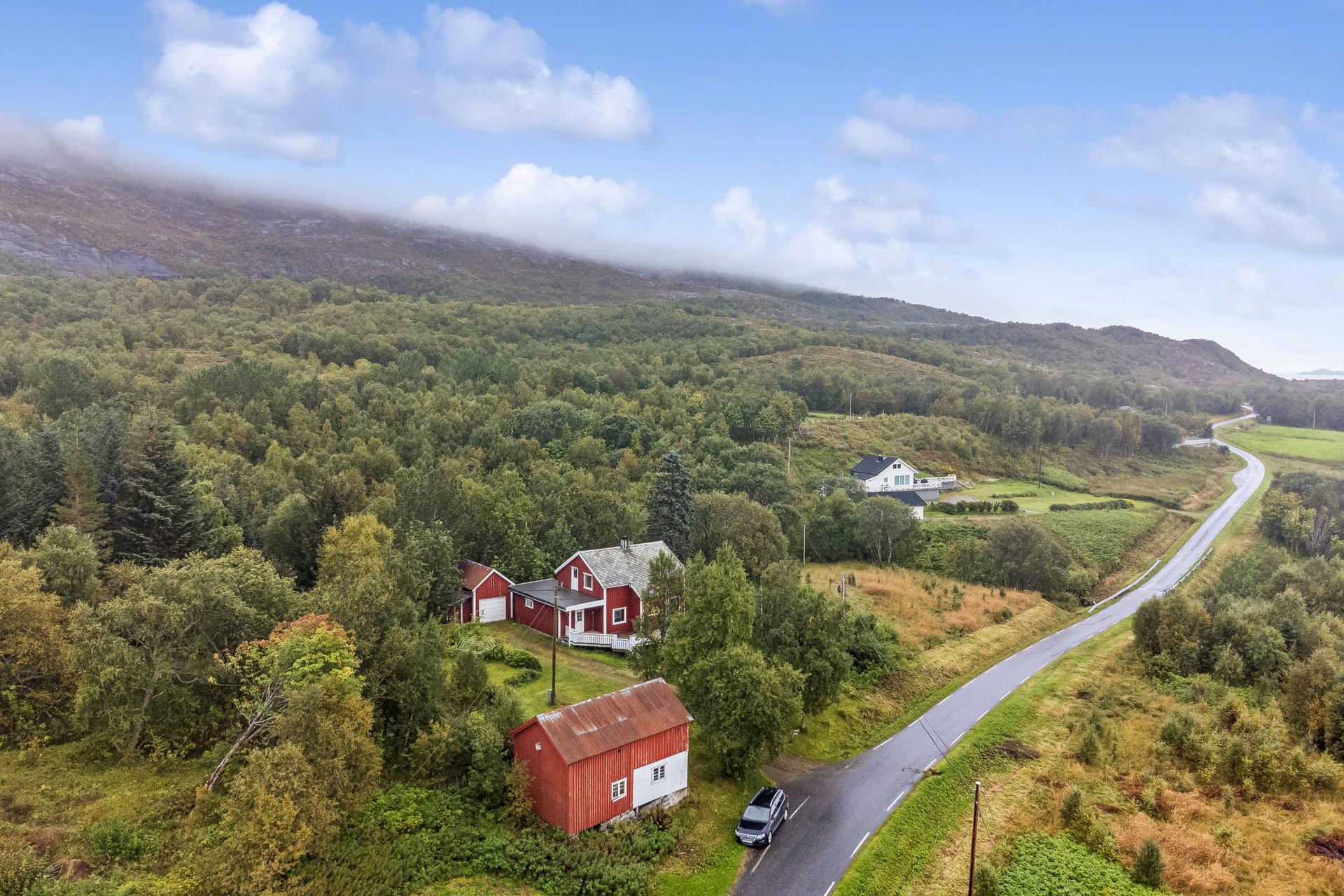 Eiendommen er på ca. 34daa fordelt på 2 teiger og består av enebolig, garasje/uthus og en eldre låve. . Bilde nummer 2 av 3