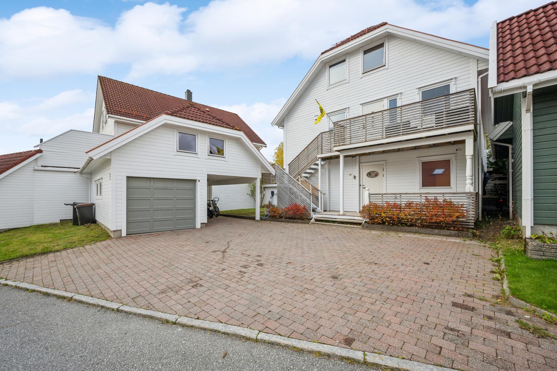 Innholdsrik enebolig over tre plan med godkjent sokkelleilighet, garasje og carport. . Bilde nummer 2 av 3