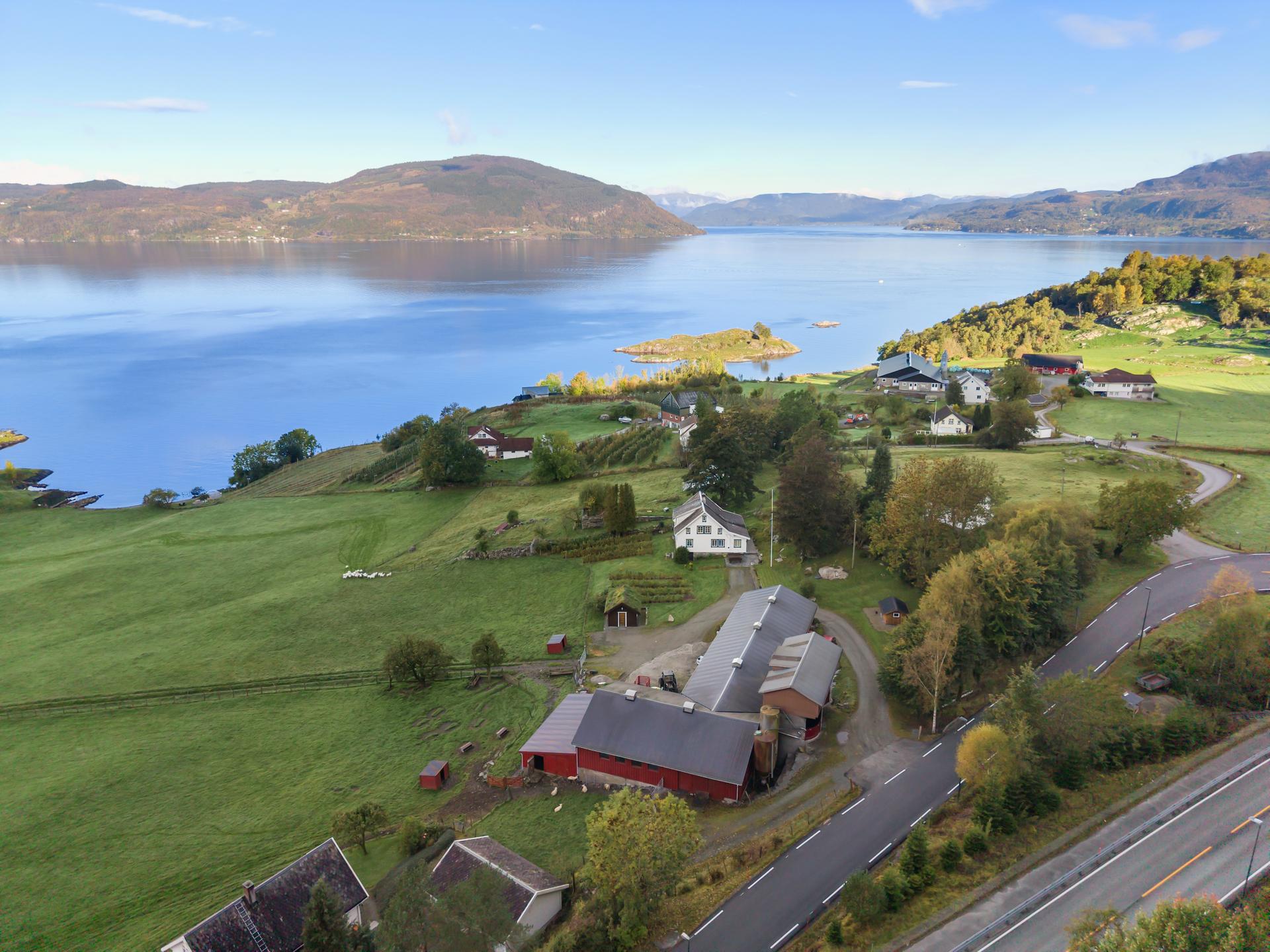 Innholdsrik landbrukseiendom på Hundsnes med strandlinje og vidstrakt utsikt over fjorden.. Bilde nummer 2 av 3