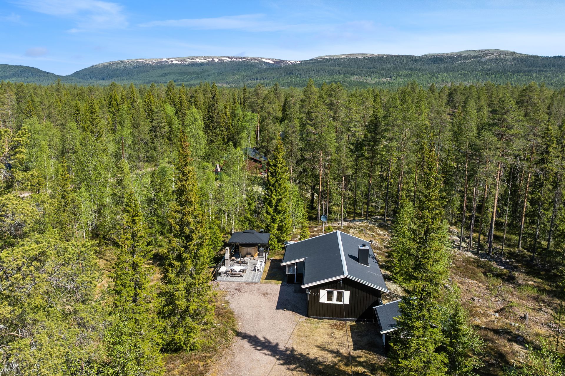 Eiendommen ligger i vakre Ljørdalen og består av hytte, frittstående bod og delvis overbygd uteplass med platting.. Bilde nummer 1 av 3