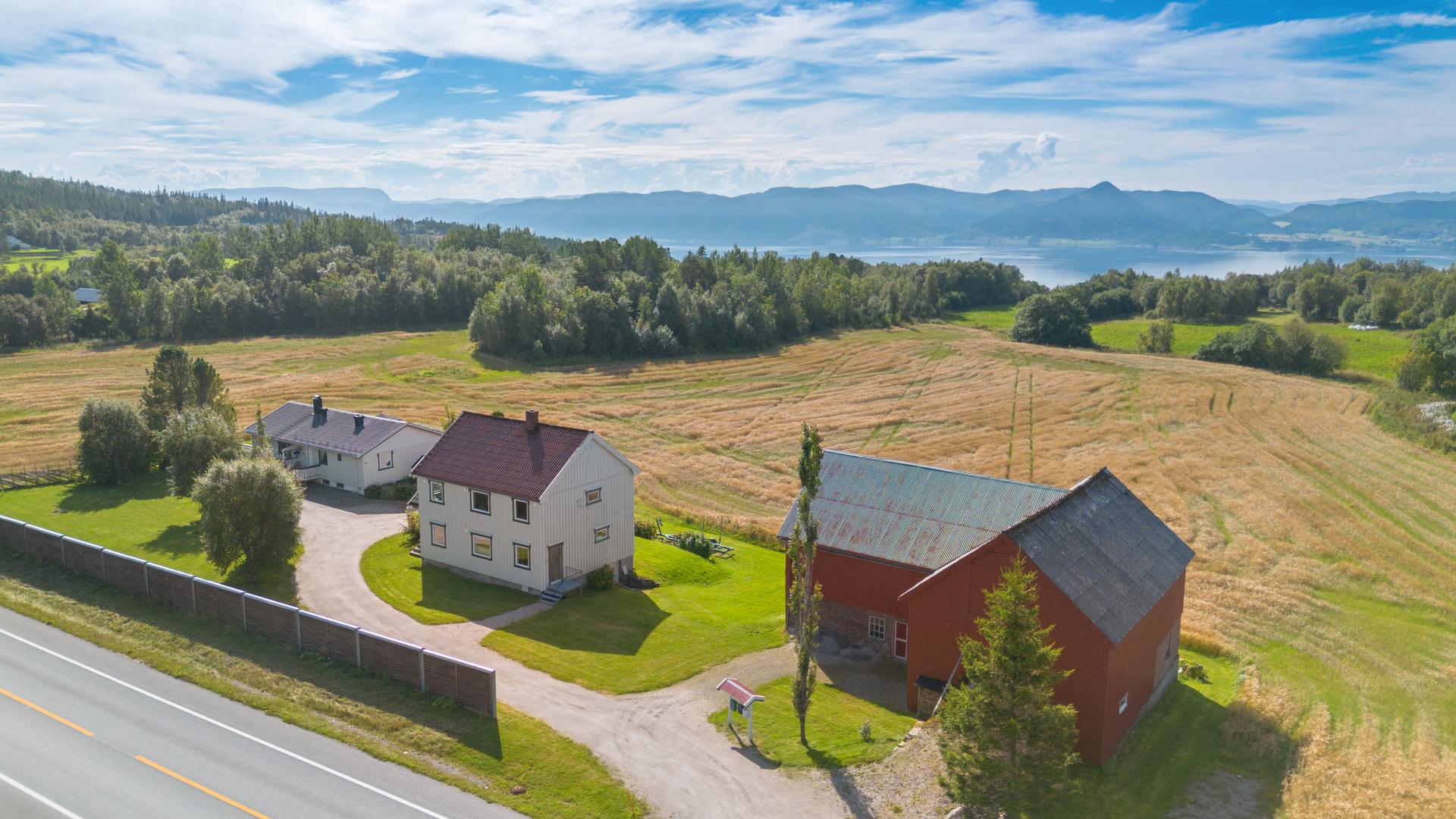 Eiendommen ligger fritt og landlig med gode solforhold.. Bilde nummer 2 av 3