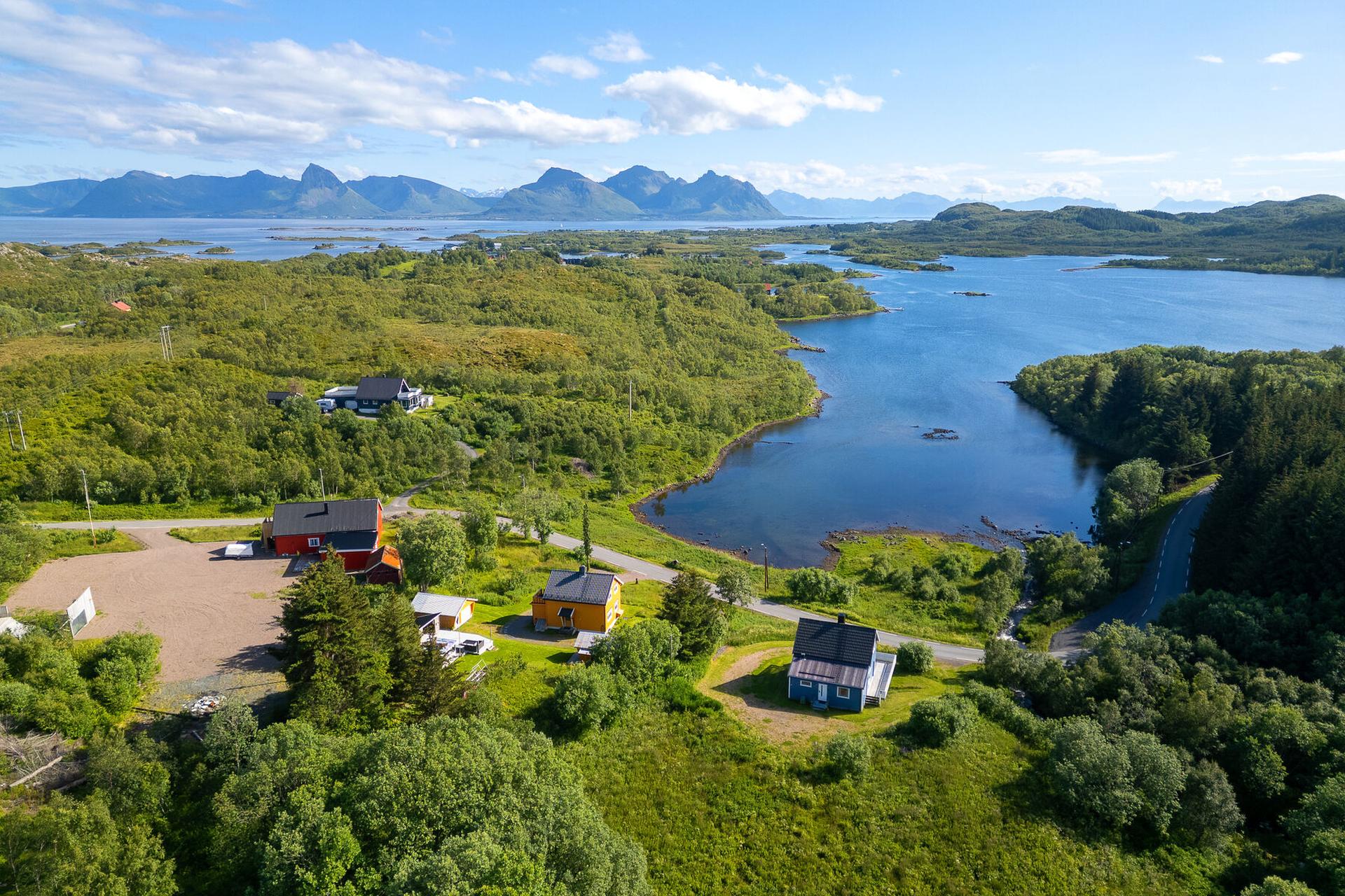 Eiendommen har en sørvestvendt og naturskjønn beliggenhet med fri utsikt over sjøen og fjellene i Vesterålen.. Bilde nummer 2 av 3