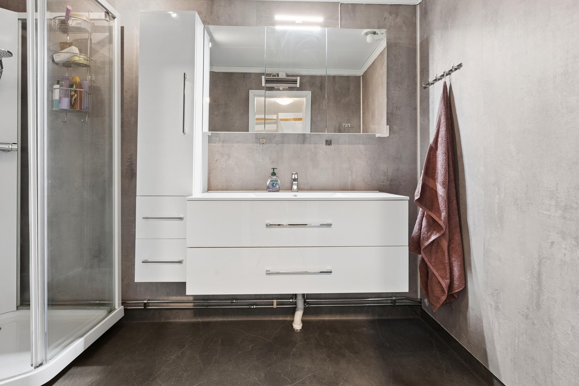 Badet i første etasje ble oppgradert i 2022 og har baderomsinnredning med heldekkende servant.. Bilde nummer 3 av 3