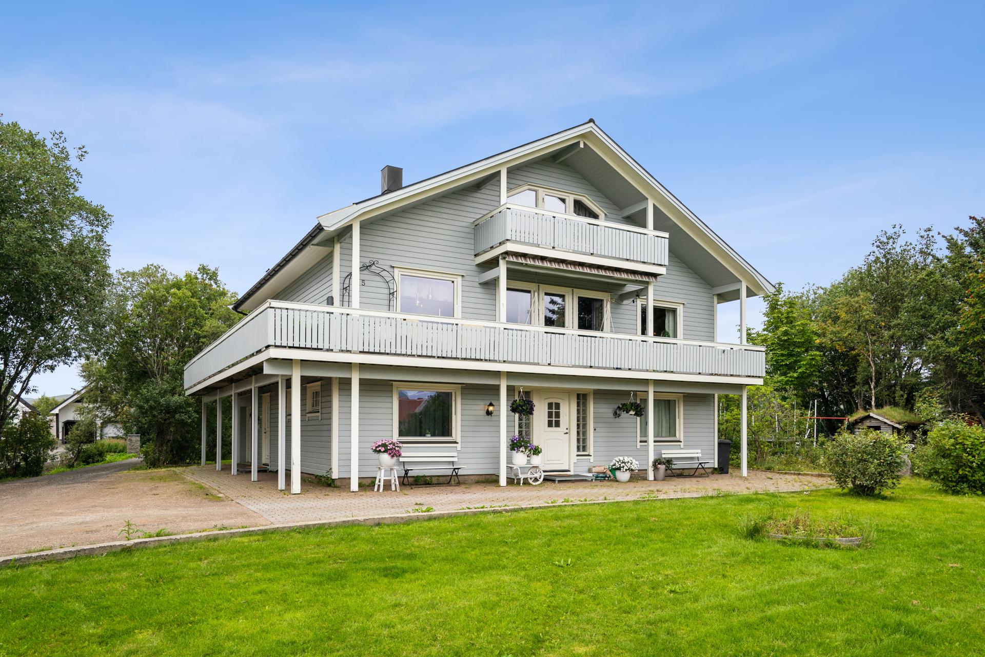 Stor enebolig beliggende i sentrale og rolige omgivelser. Eiendommen består av en romslig og flat tomt, med fine solforhold og flott utsikt. . Bilde nummer 2 av 3