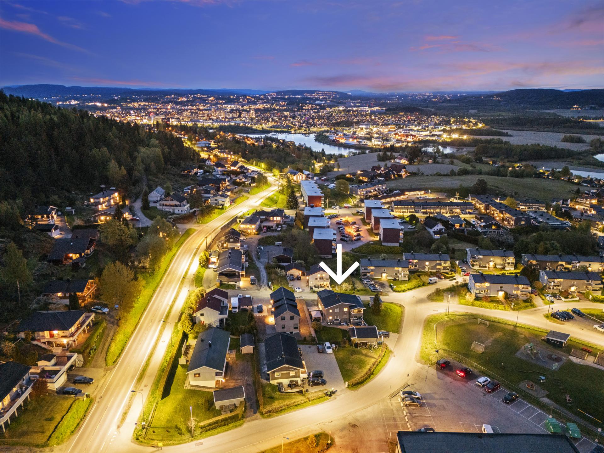Beliggenheten i Rælingen/Fjerdingby gir umiddelbar nærhet til Østmarka, samtidig som Lillestrøm stasjon kun er en kort busstur unna.. Bilde nummer 3 av 3