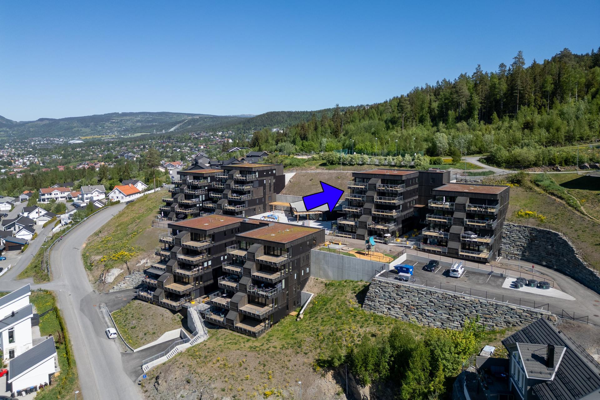 I nærområdet finnes det bl.a  barnehager, skoler, dagligvarebutikk, apotek og bensinstasjon i gangavstand fra Sæterhagen.jpg. Bilde nummer 2 av 3