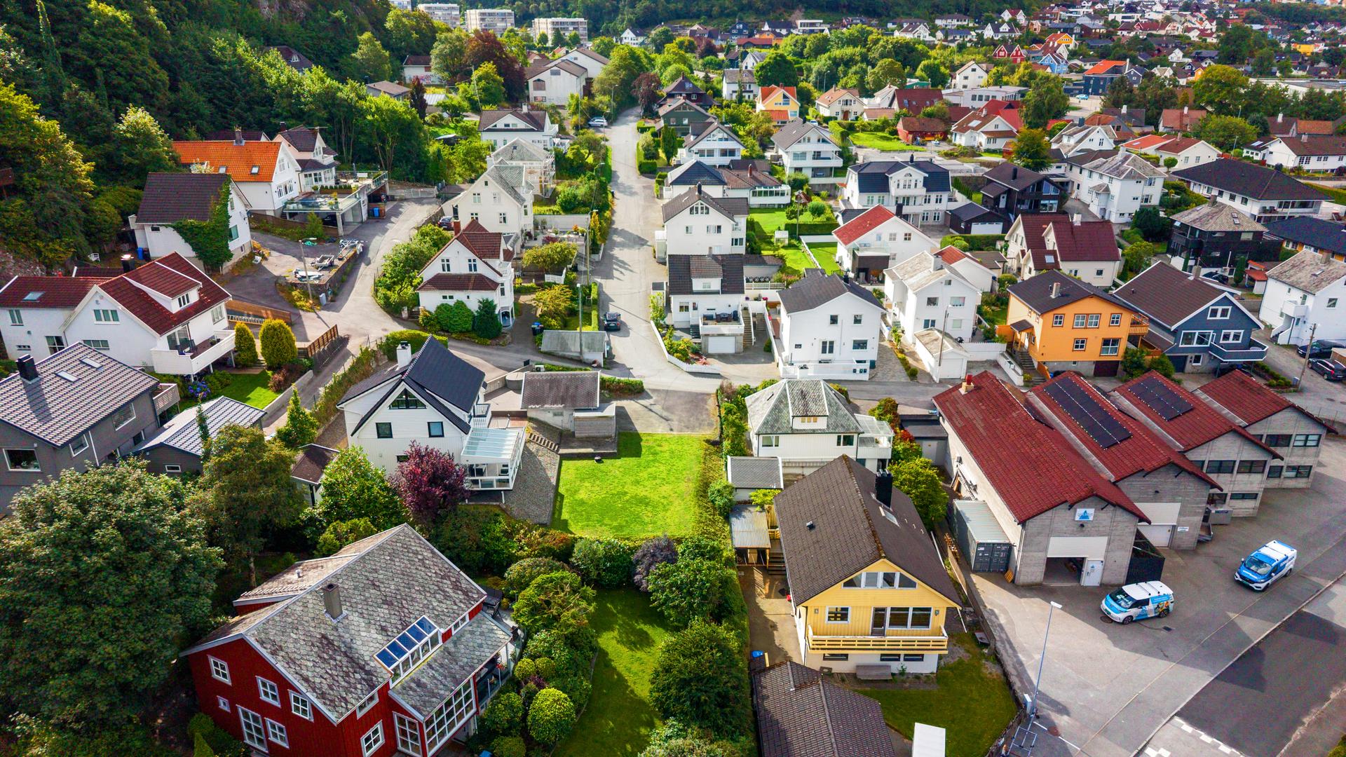 Eiendommen har en sentral beliggenhet på Hana, med kort vei til det meste. Vannledning på tomten som må flyttes.. Bilde nummer 2 av 3