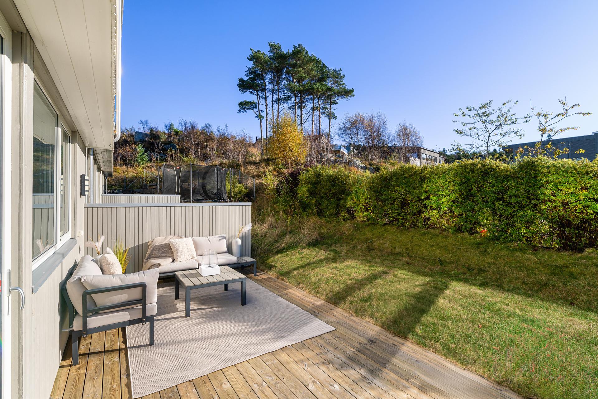 Uteområdet byr på terrasse og opparbeidet plen som grenser mot grøntområde. Bilde nummer 3 av 3