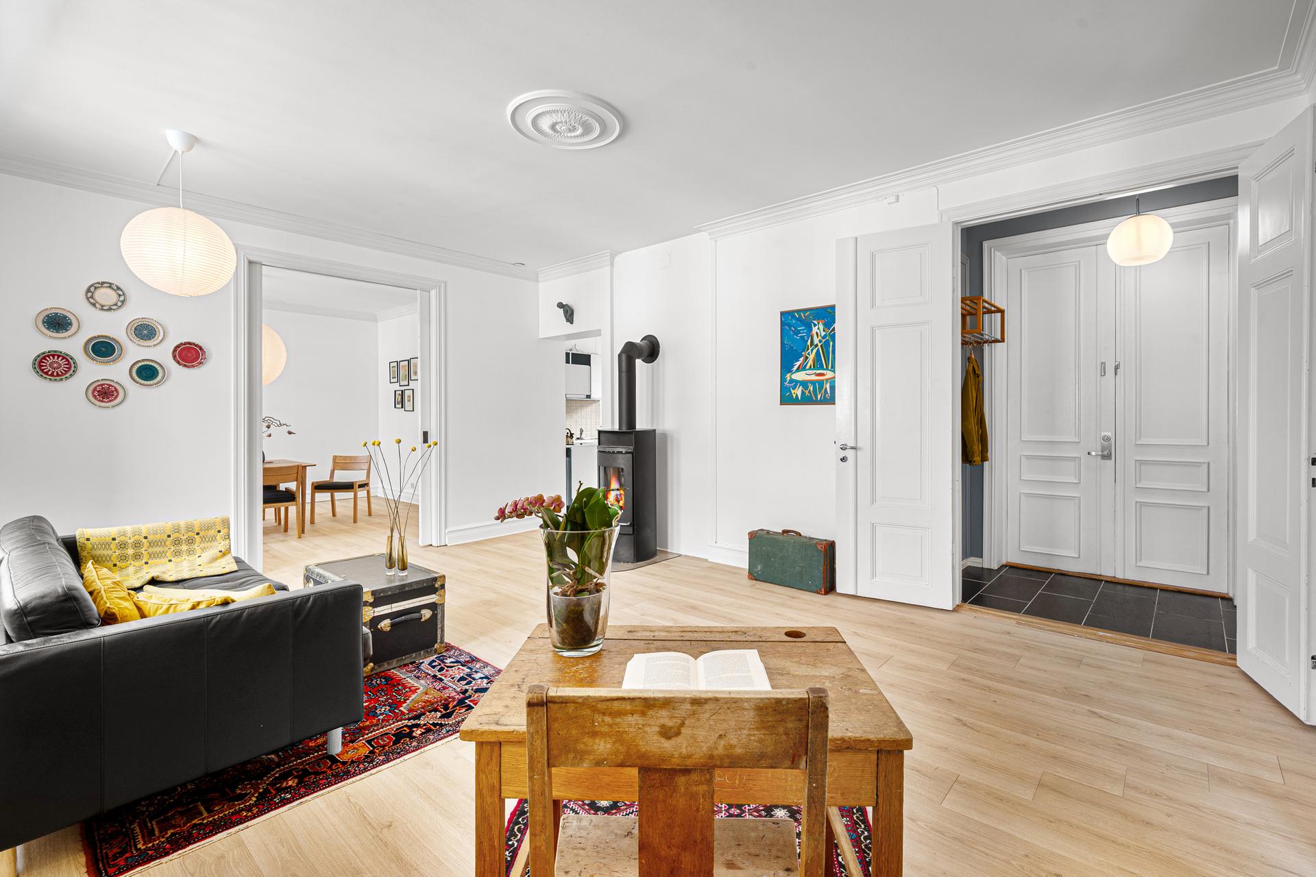 Leiligheten har en staselig stue på 25 kvadratmeter. . Bilde nummer 2 av 3