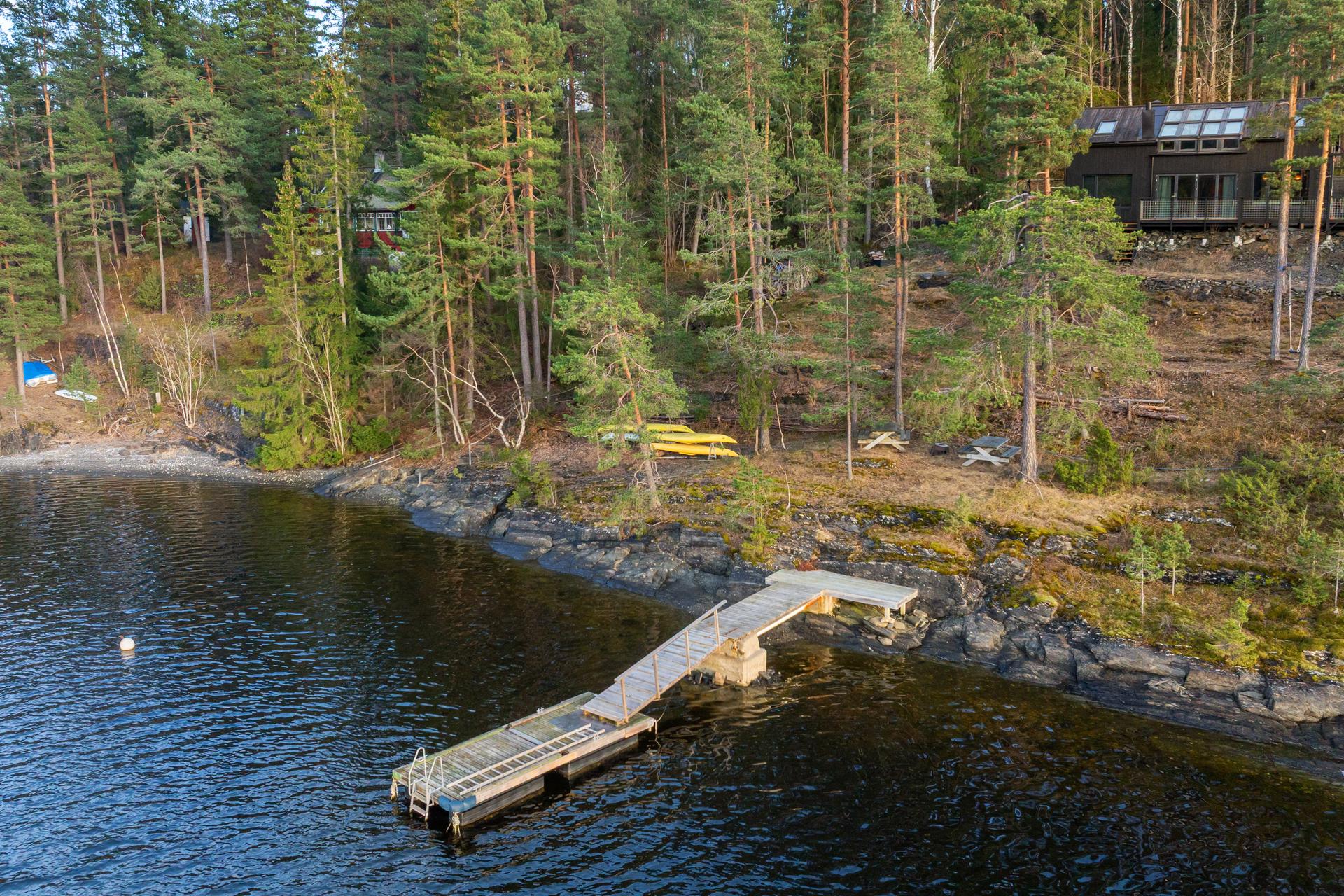 Eiendommen ligger usjenert til i frodig skogsterreng, med kun 30 meter ned til sjøen.. Bilde nummer 2 av 3