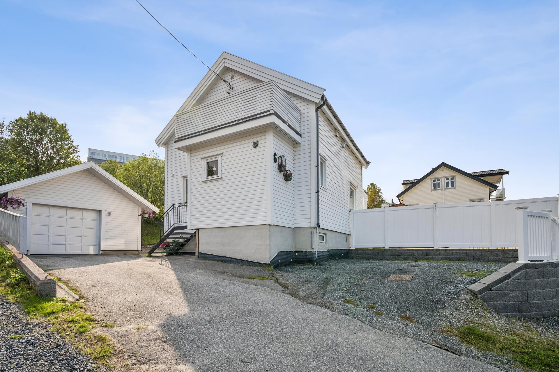 Innholdsrik enebolig over tre plan med opparbeidet hage, terrasse og frittstående garasje.. Bilde nummer 2 av 3
