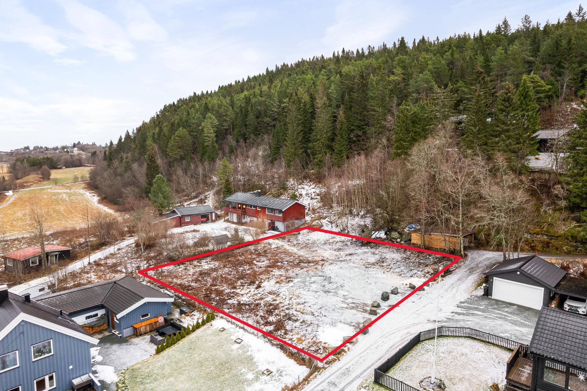 EIendomsMegler1 v/Kristian Sundland & Marius Aune Olsen har gleden av å presentere Estenstadsvegen 80 - En romslig tomt på ca. 1.058m². Avgrensninger er kun til illustrasjon, avvik kan forekomme. . Bilde nummer 2 av 3