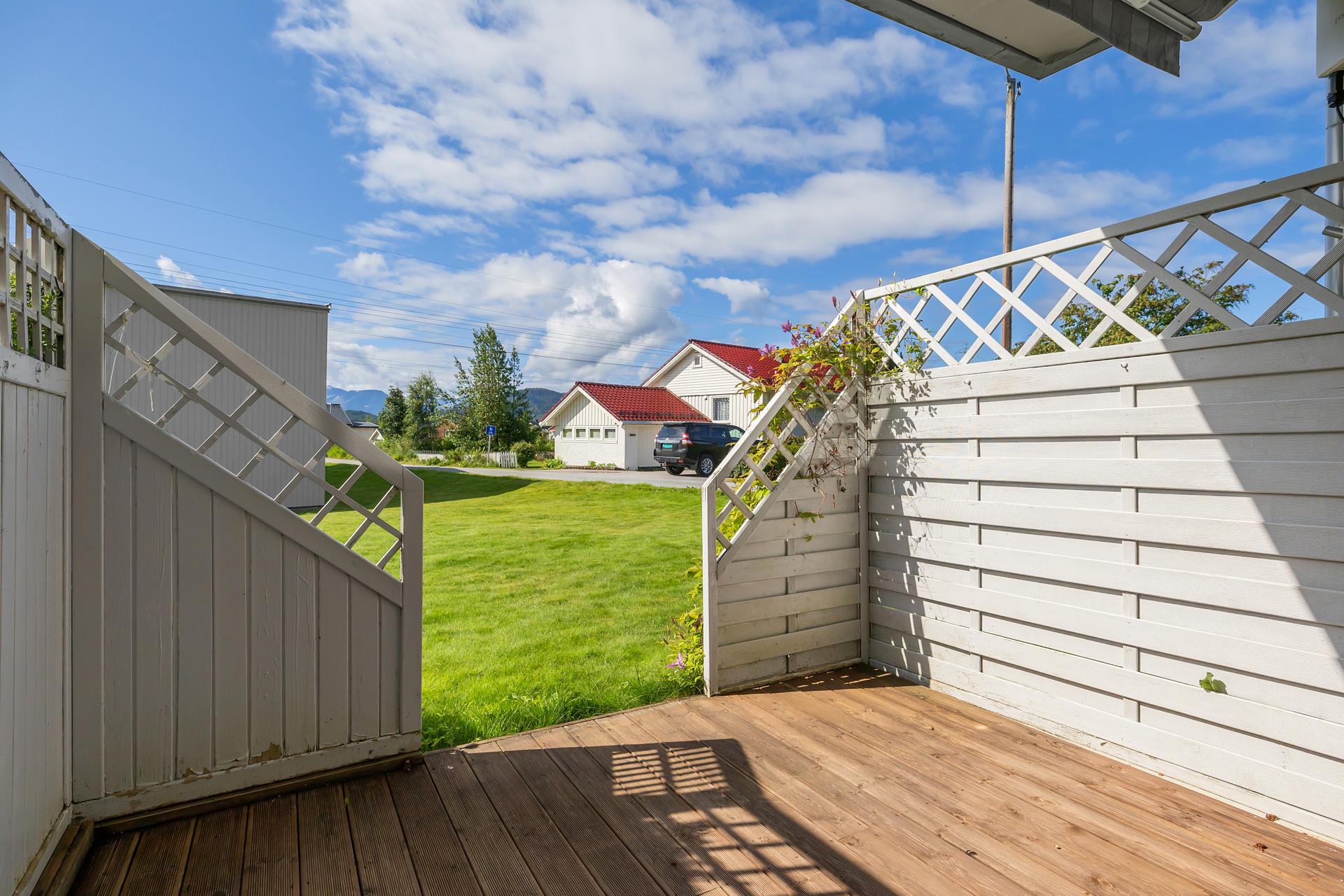 Sydvendt markterrasse med gode solforhold.. Bilde nummer 3 av 3
