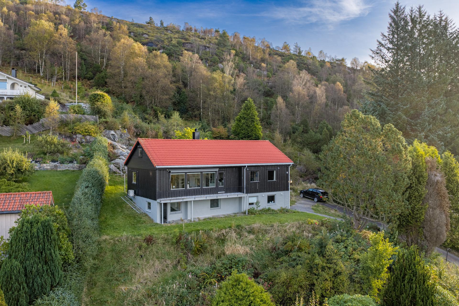 Velkommen til Aksdalsvegen 176. Innholdsrik enebolig over tre plan. Foto: Vestbris. Bilde nummer 1 av 3