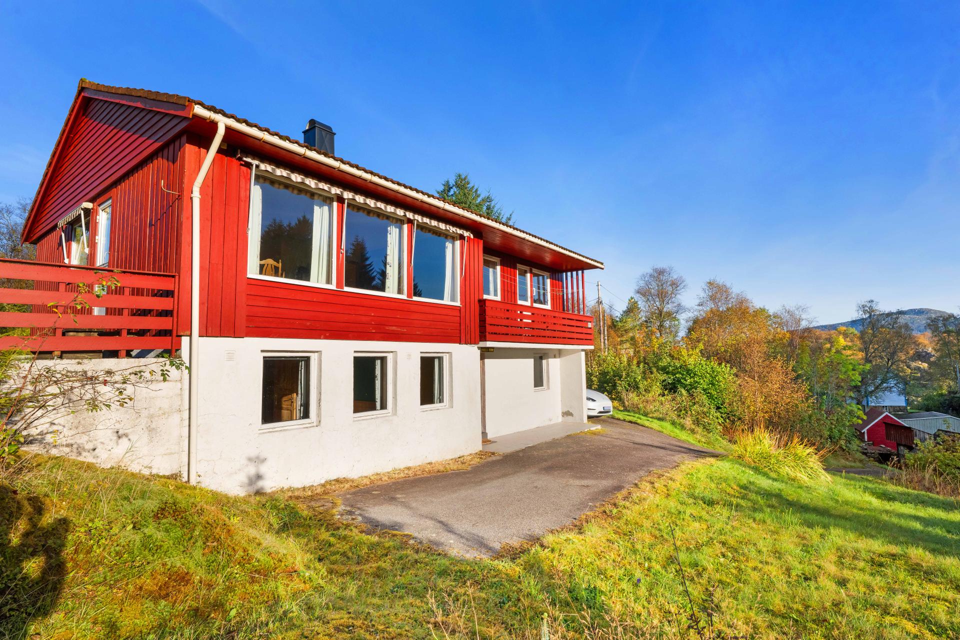 Velkommen til Heggernesvegen 80. Presentert av Dag Erik Fotland, EiendomsMegler 1 Askøy. Foto: Fotograf Mats Lie AS. Bilde nummer 1 av 3