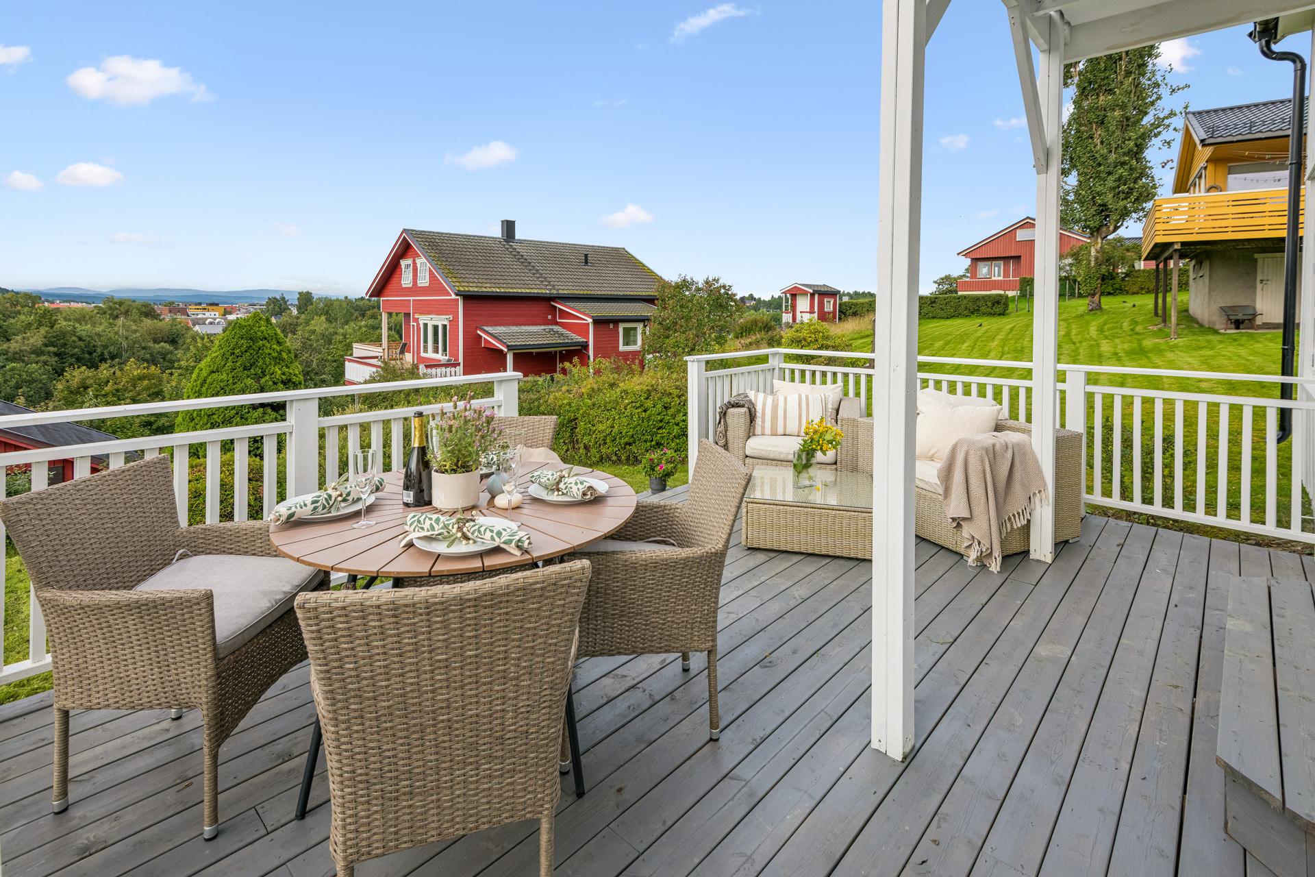 Stor terrasse på 32 m² med utgang fra stue. Bilde nummer 3 av 3